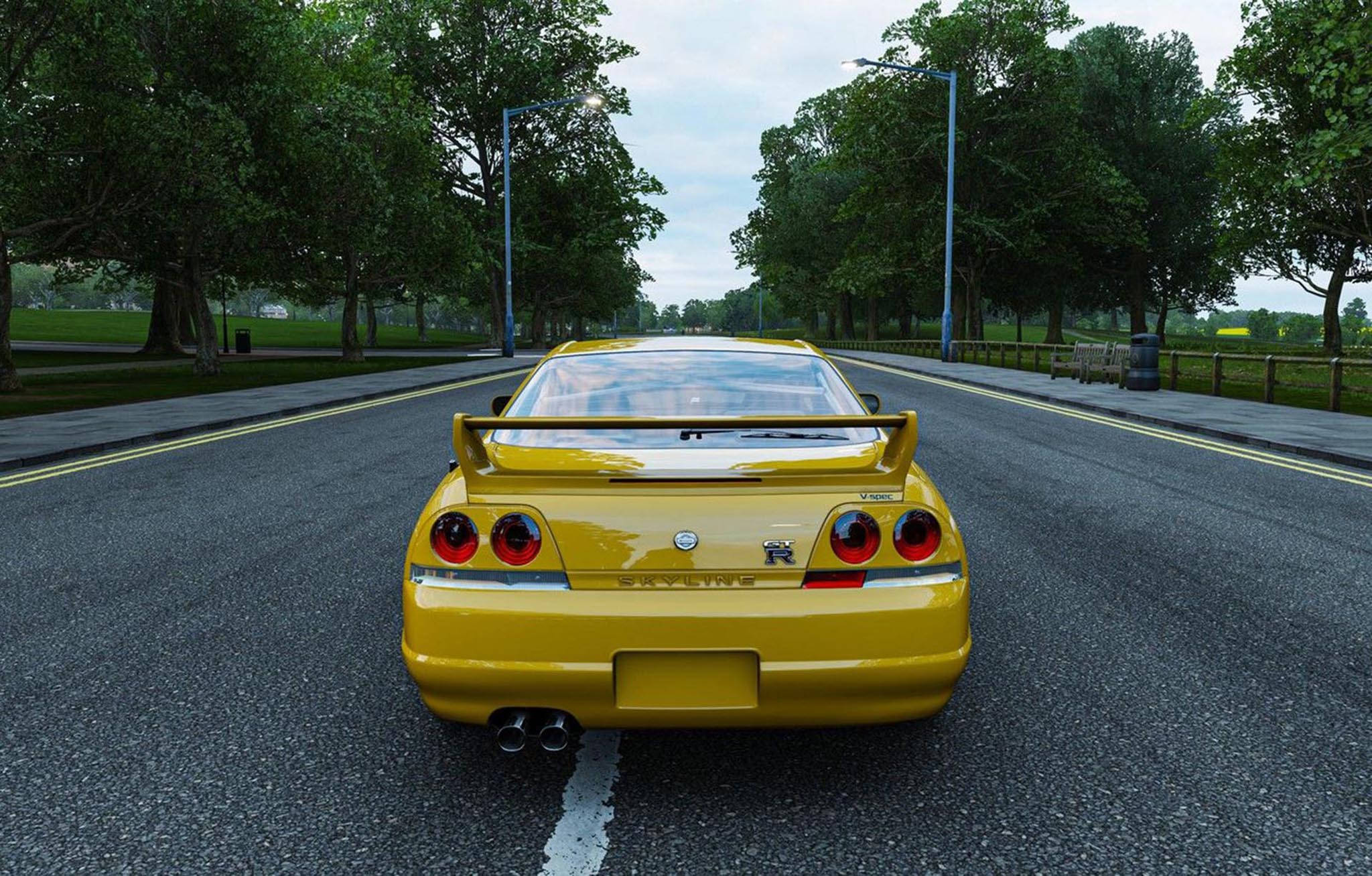 Gtr 桌布 壁紙 — 在陰天的樹蔭瀝青路上，從後面看到的鮮黃色日產Skyline R34跑車。