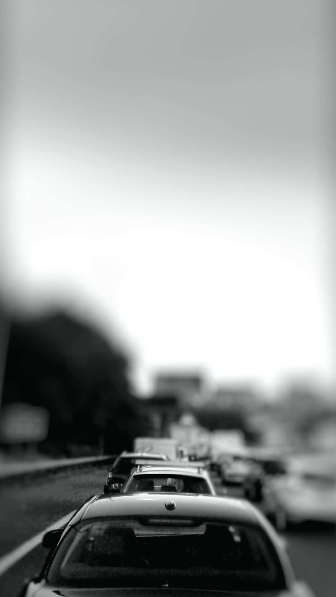 攝影 桌布 壁紙 — 在陰天的高速公路上，汽車塞車的黑白模糊景象。