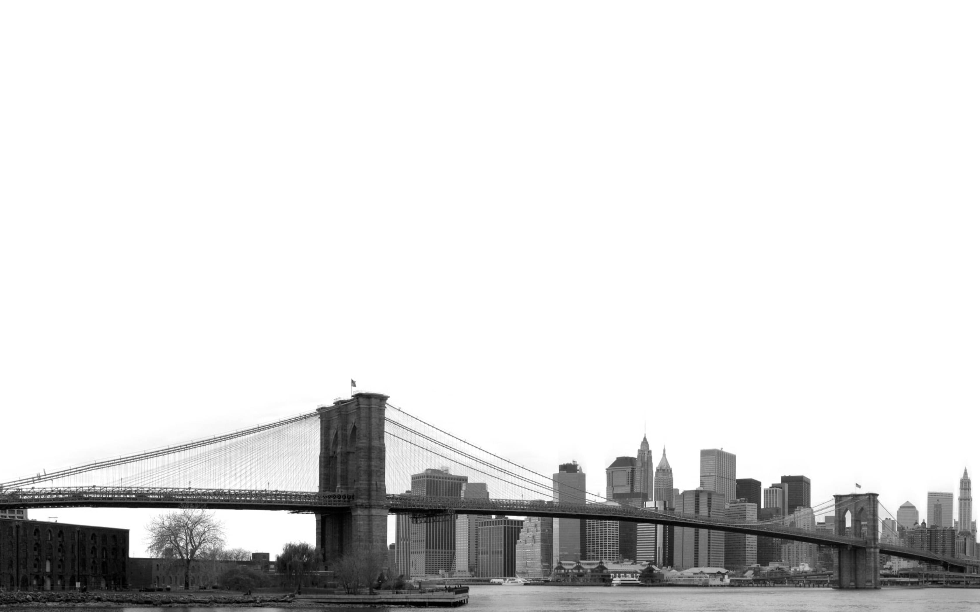 New York 桌布 壁紙 — 在陰天背景下，布魯克林大橋橫跨河流，紐約市天際線作為背景的黑白景觀。