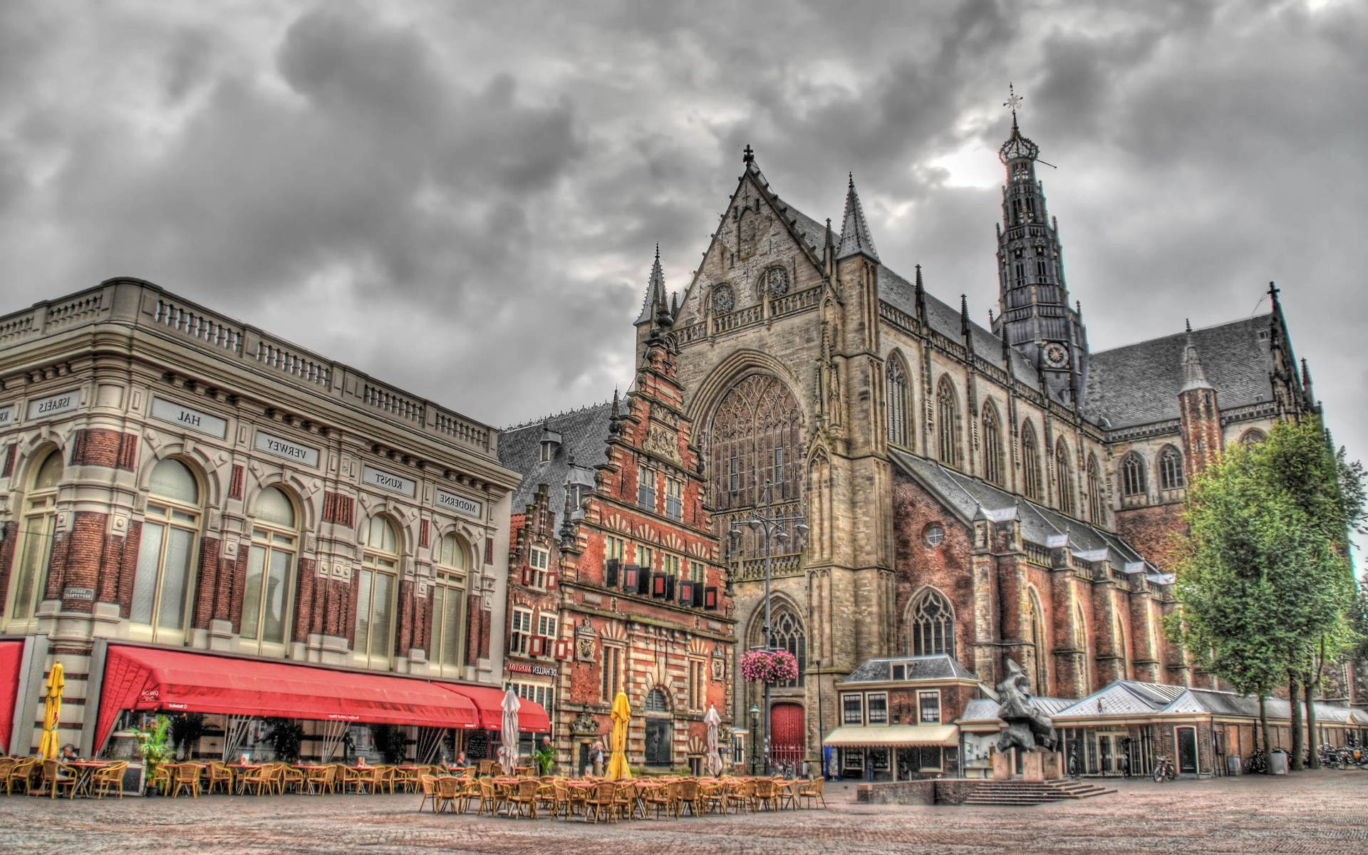 Netherlands 桌布 壁紙 — 在陰沉多雲的天空下，一個歷史悠久的歐洲廣場的戲劇性HDR景觀，擁有宏偉的哥德式大教堂和華麗的建築。