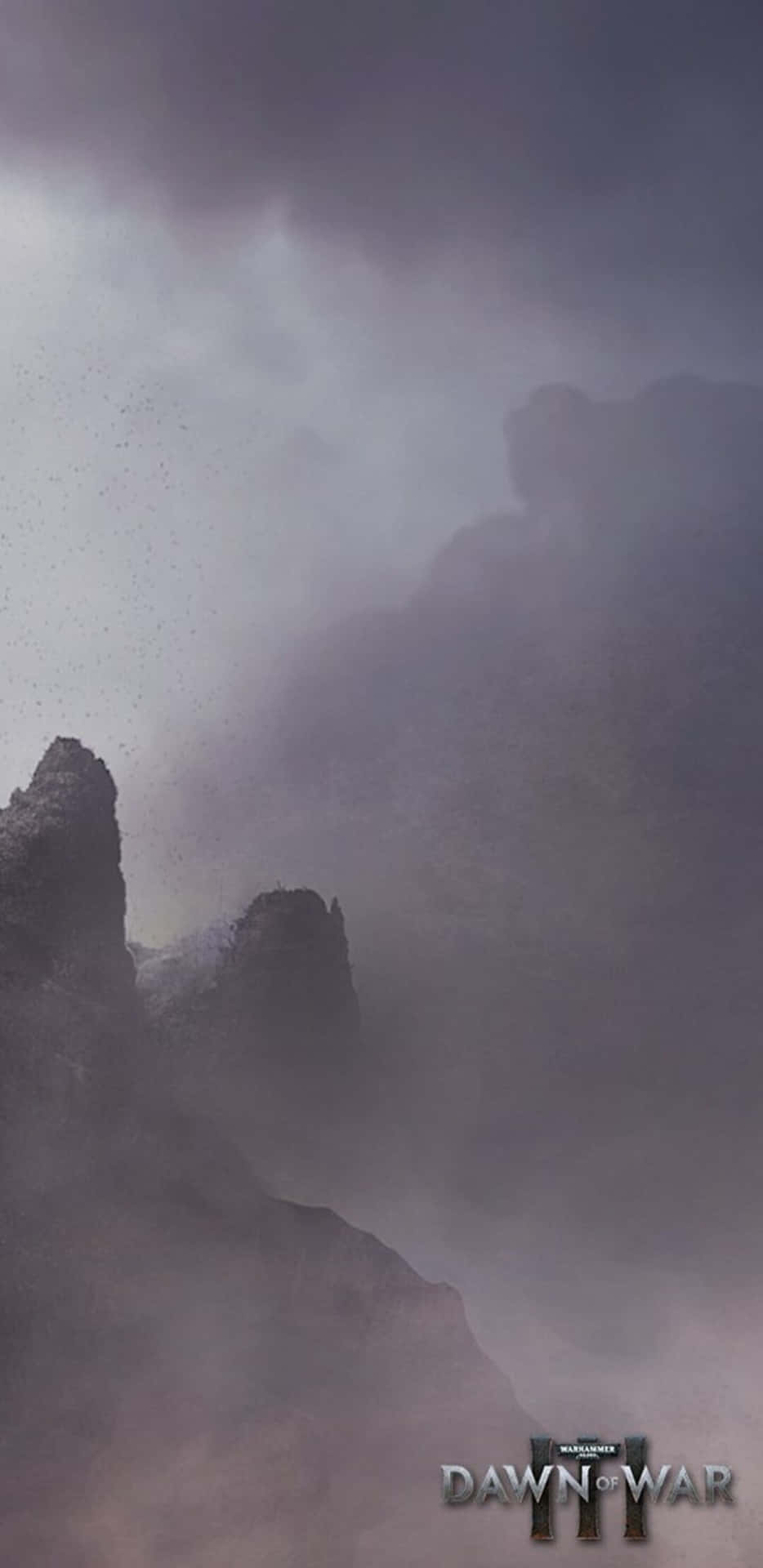  壁紙 — 在陰沉的戰區，霧氣瀰漫的紫色山脈在暴風雨灰暗的天空下，穿過翻騰的迷霧升起。