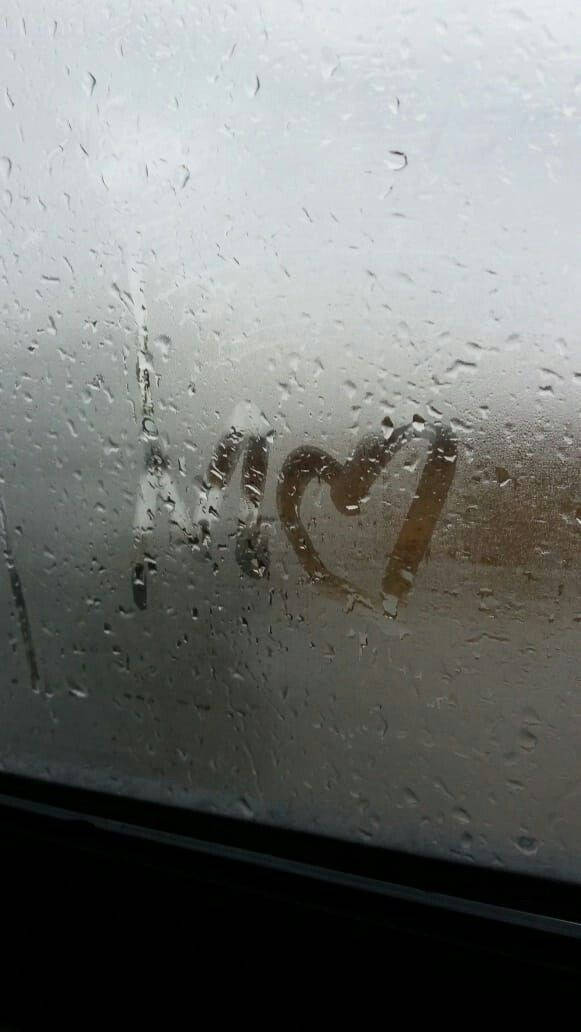 m 桌布 壁紙 — 在陰沉的日子裡，雨點斑駁的窗戶上有一則手寫的愛情訊息，並畫有一個心形。