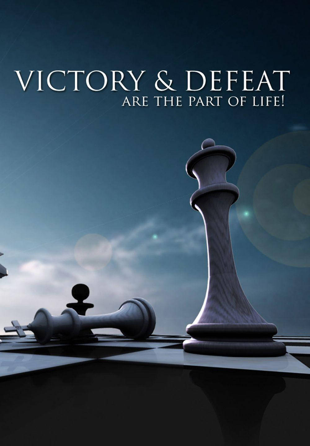 Victory 桌布 壁紙 — 在陰沉的暮色天空下，一個高大的國王棋子勝利地站在棋盤上倒下的棋子之上。