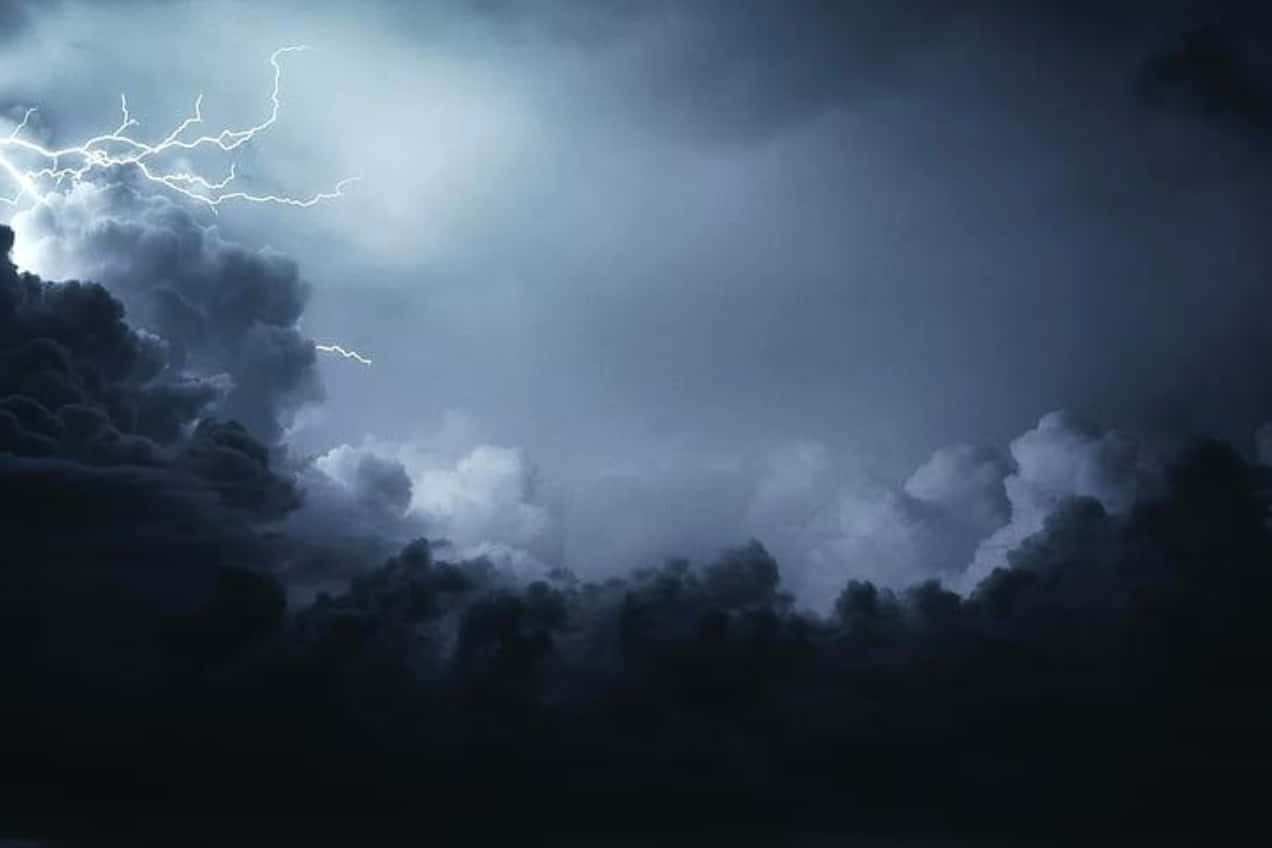 Stormy 桌布 壁紙 — 在陰鬱的暮色下，戲劇性的暴風雨天空，閃電劈開烏雲。
