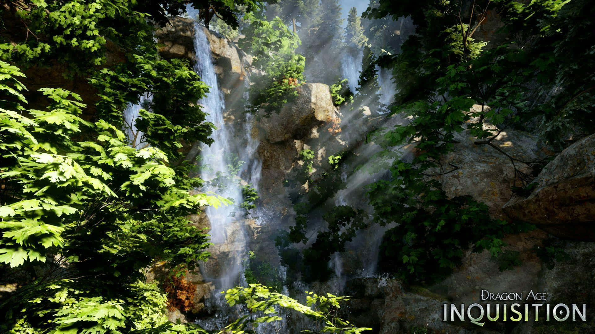 Best Dragon Age Inquisition 桌布 壁紙 — 在陽光明媚的森林中，層疊的瀑布從長滿苔蘚的岩石上傾瀉而下，周圍環繞著茂密的綠色植物。