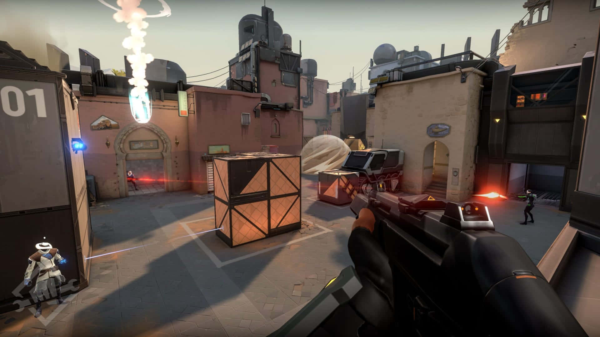 First-person Shooter Games 桌布 壁紙 — 在陽光普照的城市小巷中，使用發光的橙色箱子和未來武器進行第一人稱射擊遊戲。