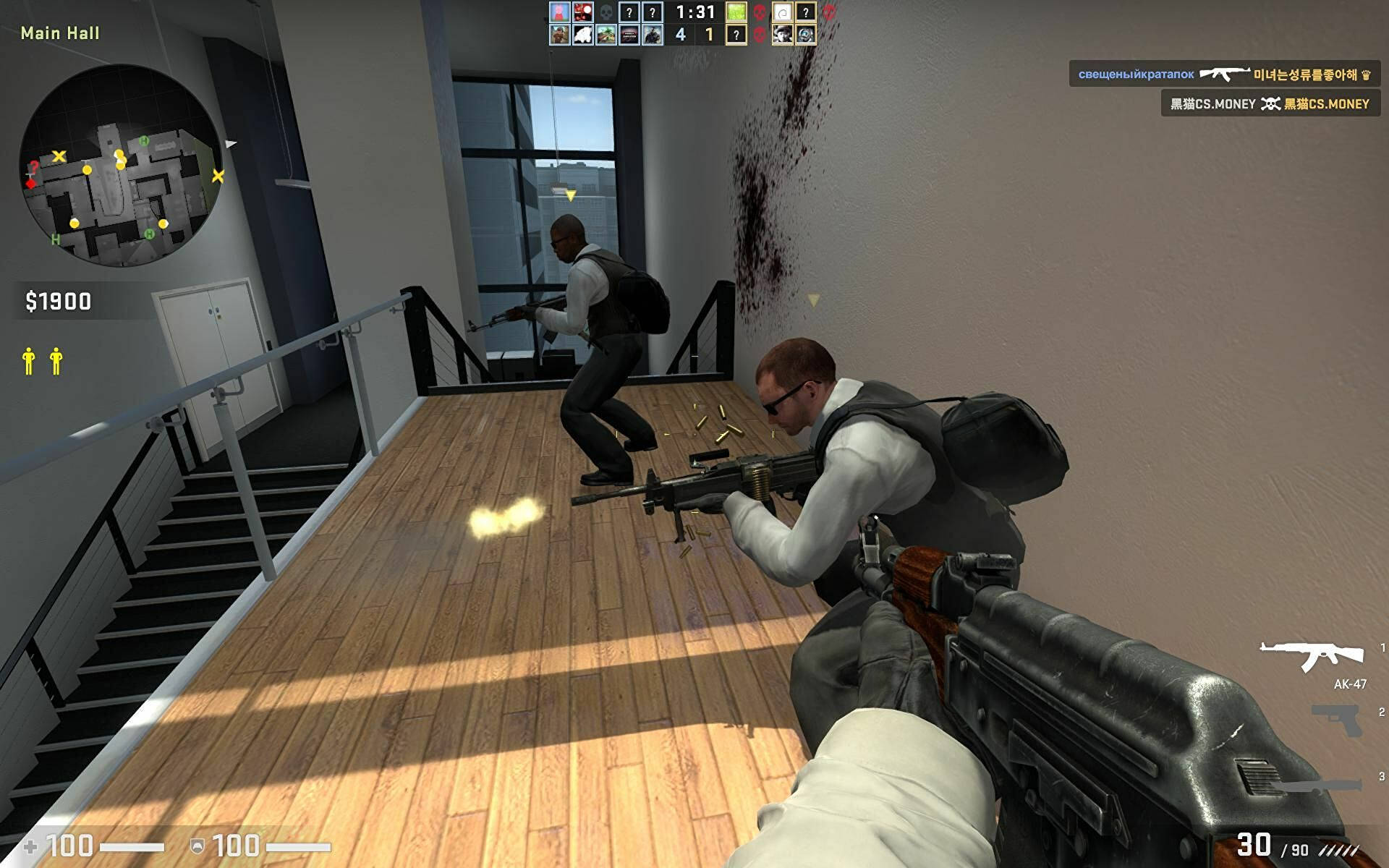 Global Offensive 桌布 壁紙 — 在陽光普照的現代建築中，玩家用AK-47向木樓梯射擊的第一人稱射擊遊戲畫面。