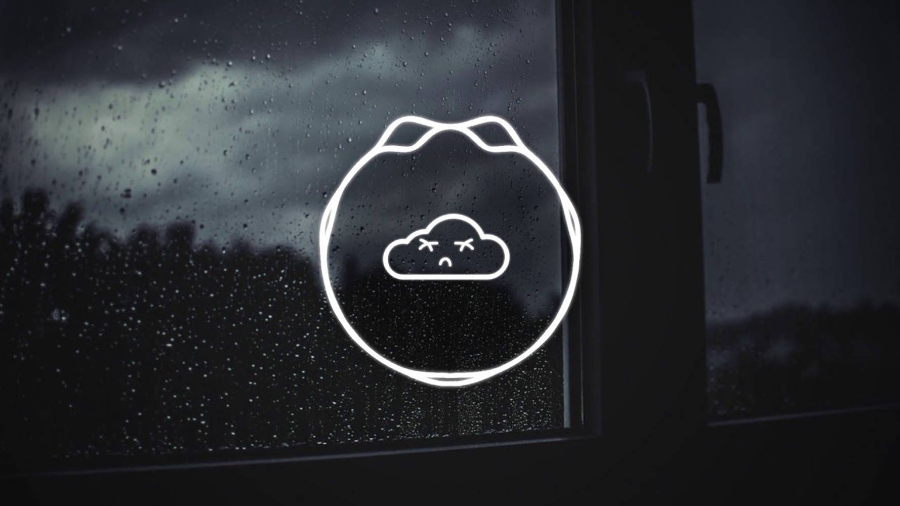 一個悲傷的卡通雲貼紙在夜間的雨窗上發光。 — Juice Wrld 壁紙