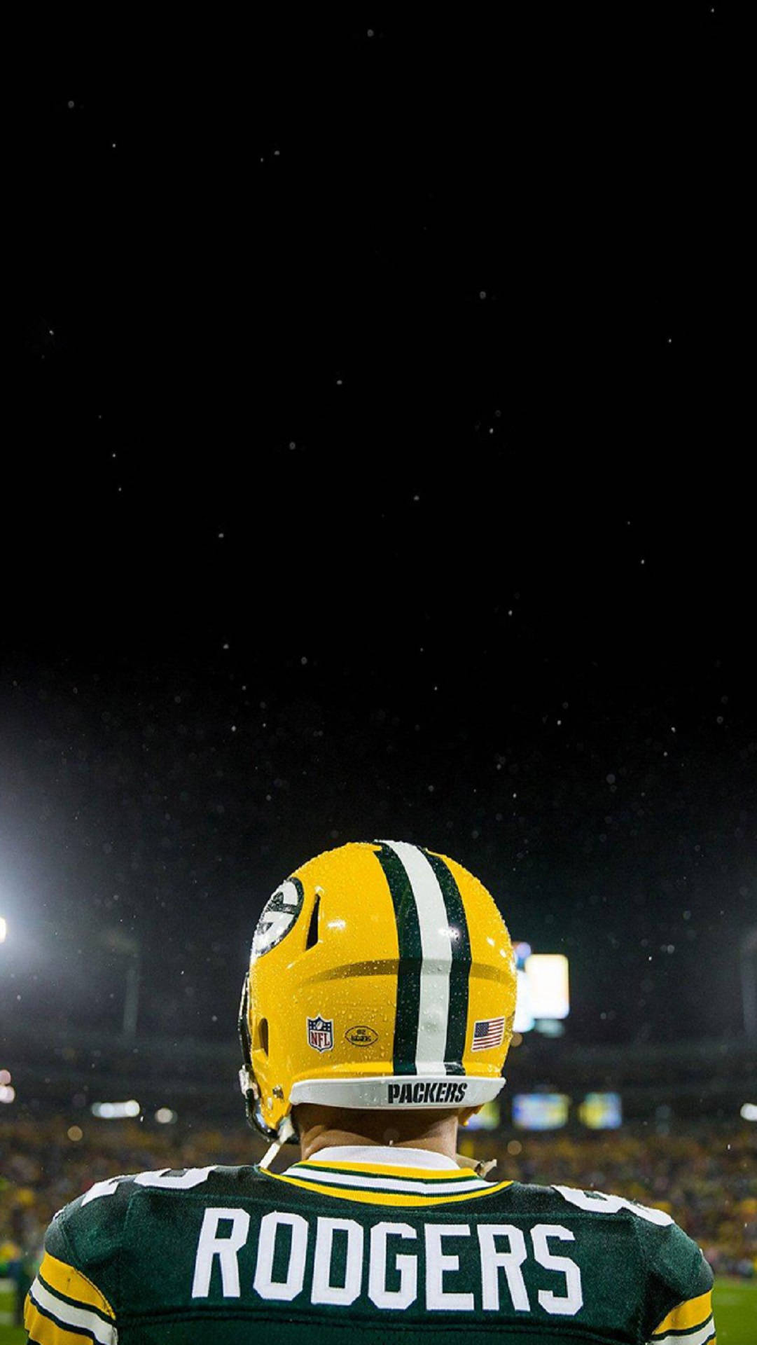 Aaron Rodgers 桌布 壁紙 — 在雪夜球場的體育場燈光下，從背後看到的綠灣包裝工美式足球員。