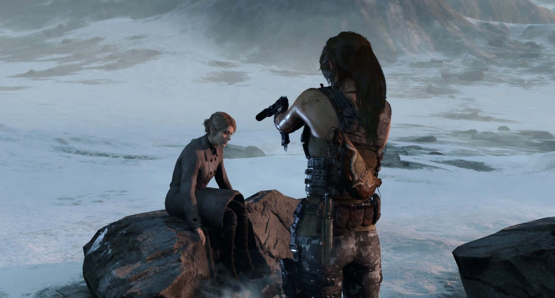 Lara Croft 桌布 壁紙 — 在雪覆蓋的山地景觀中，一個角色持槍指著另一個角色的頭的緊張對峙。