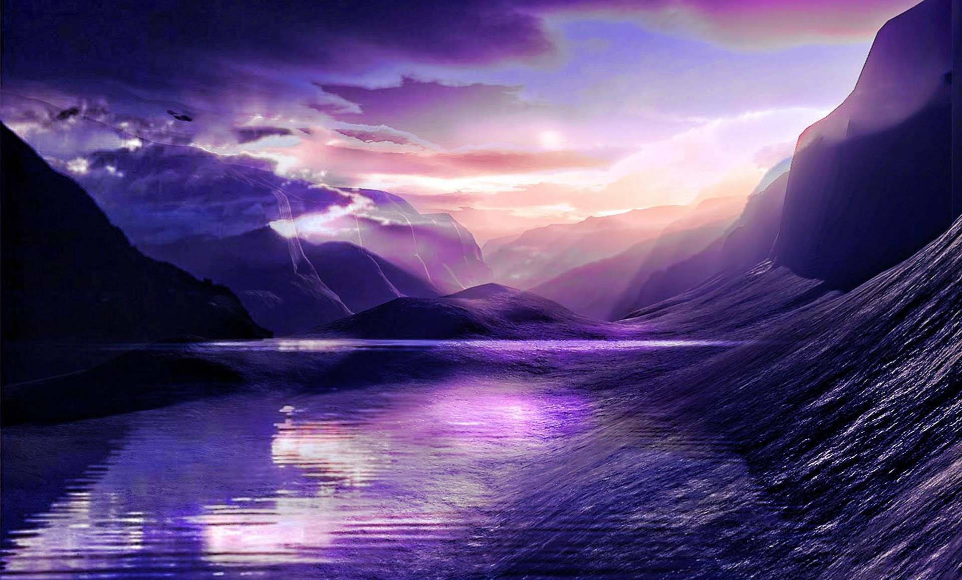 Violet Aesthetic 桌布 壁紙 — 在雲層密布的天空下，高聳的山峰之間，寧靜的山谷湖泊映照出戲劇性的紫色日落。