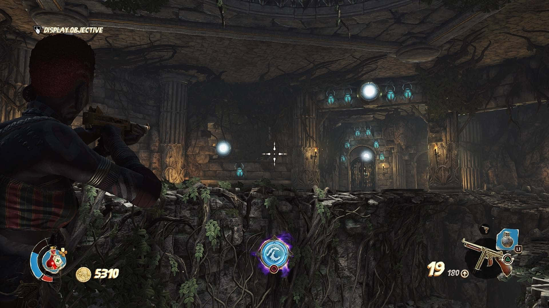 1366x768 Strange Brigade 桌布 壁紙 — 在電子遊戲中，玩家穿過長滿植物的廢墟瞄準武器，廢墟中有發光的藍色球體和古老石頭建築。