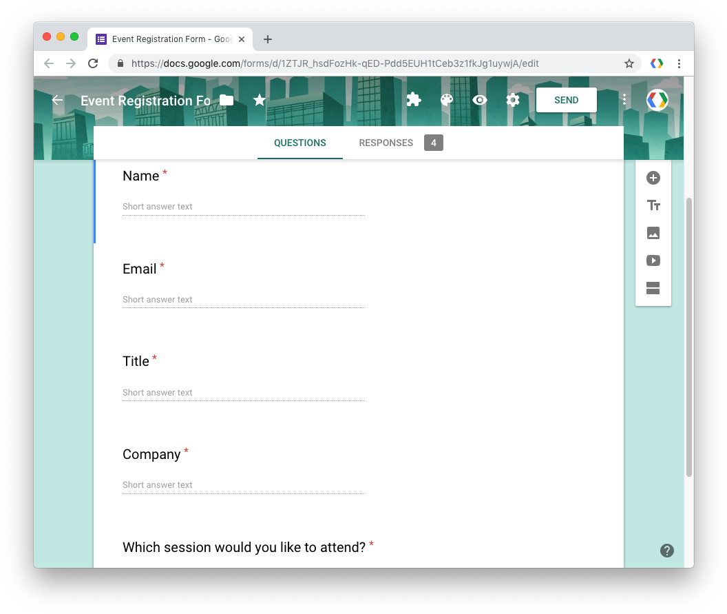Google Forms 桌布 壁紙 — 在電腦螢幕上顯示的Google Forms活動註冊頁面，帶有藍綠色城市景觀標題和四個收集的回覆。