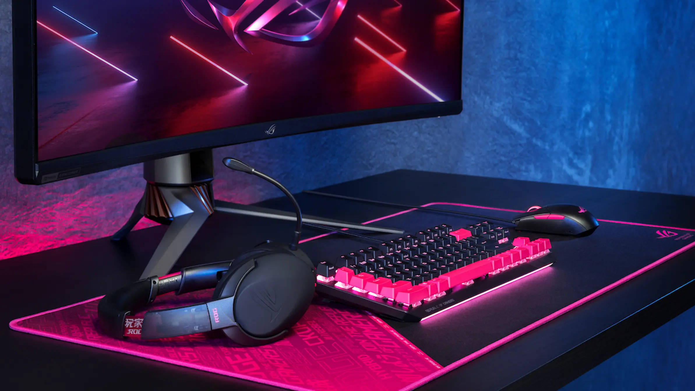 Gaming Setup 桌布 壁紙 — 在霓虹燈下的桌子上，帶有發光粉紅色鍵盤、耳機和滑鼠的遊戲設置。