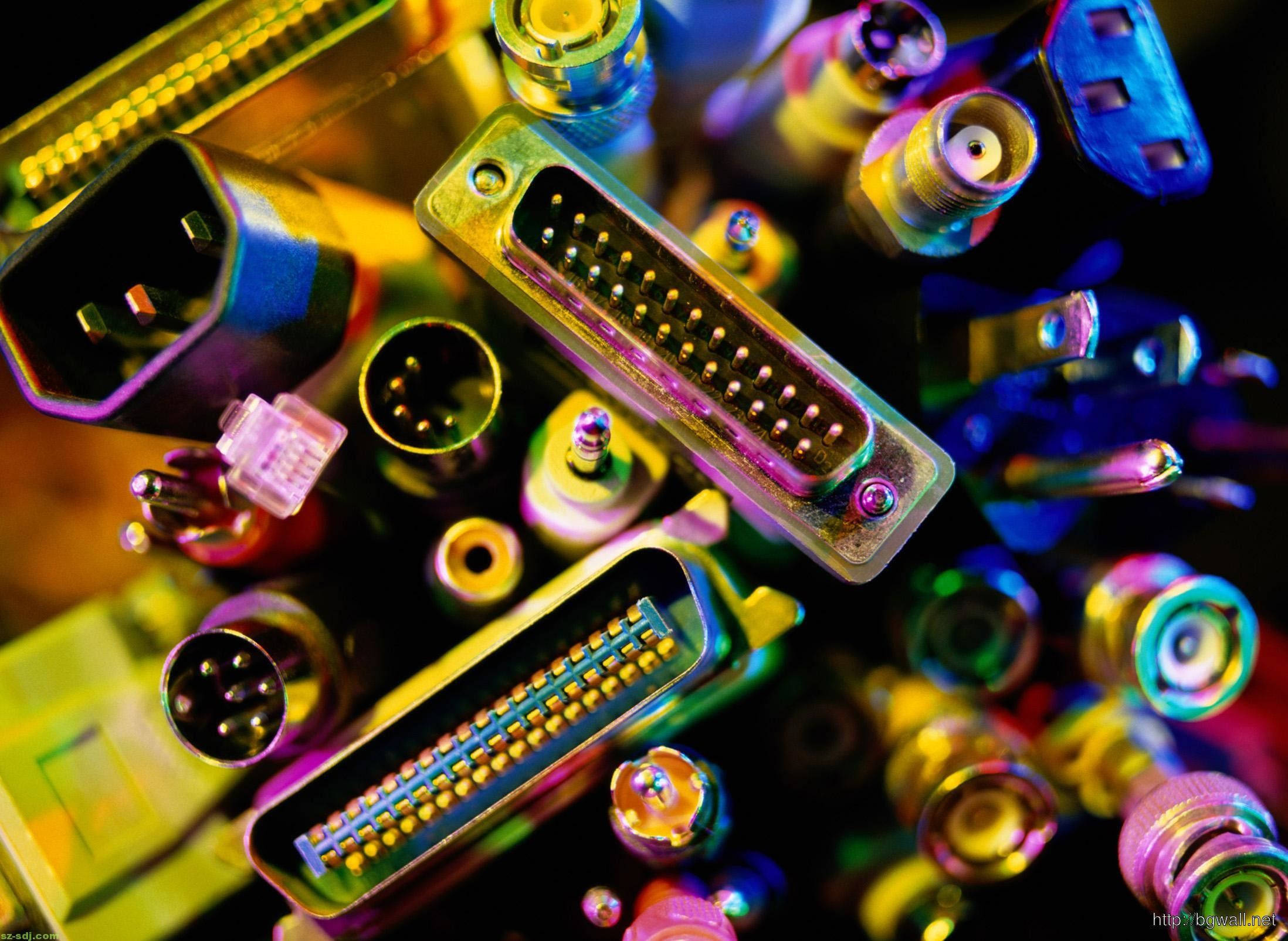 Electronics 桌布 壁紙 — 在霓虹燈光下發光的各種彩色電子連接器和端口的鮮明特寫。