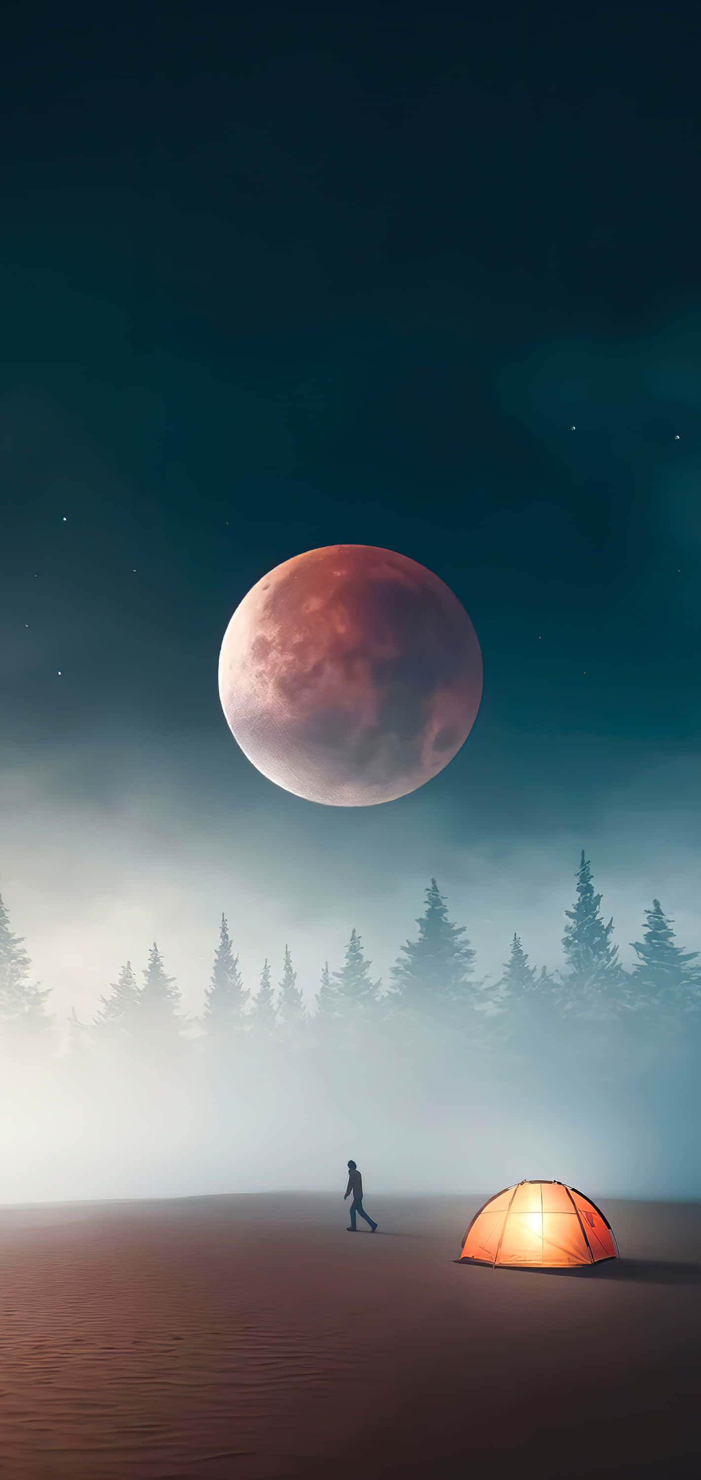 夜空 桌布 壁紙 — 在霧氣瀰漫的夜晚森林中，一位孤獨的旅行者走向一個發光的橙色帳篷，上方是一輪巨大的血月。