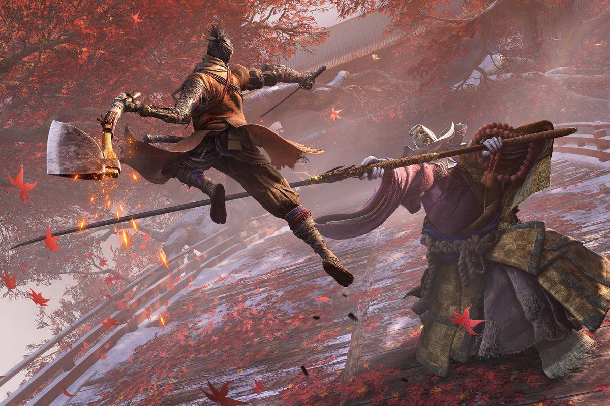 武士戰士在落葉滿地的庭院中躍起攻擊對手。 — 隻狼：暗影雙死 壁紙