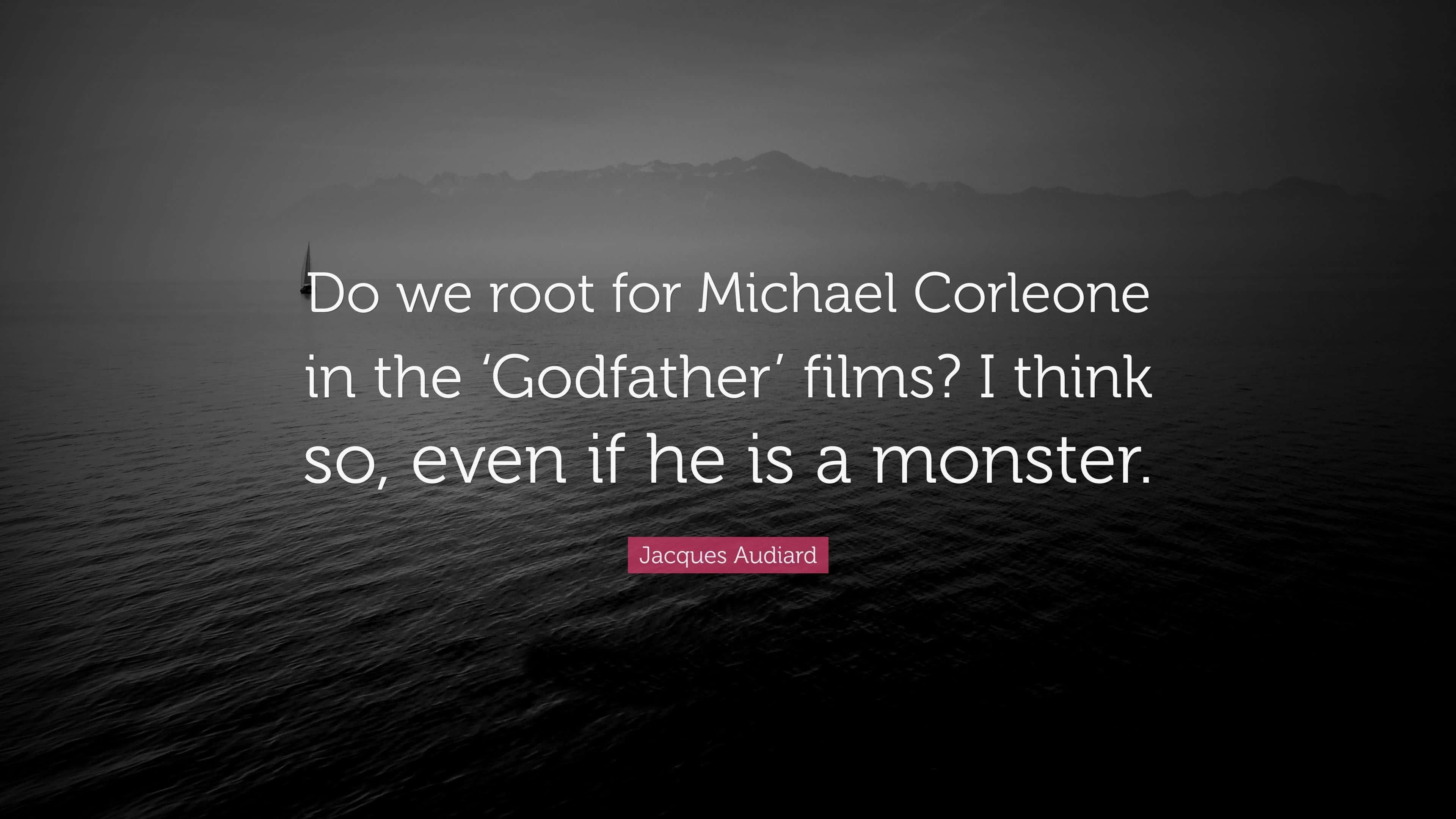 Michael Corleone 桌布 壁紙 — 在霧氣瀰漫的海洋上，遠山和孤獨的帆船在陰沉天空下的單色引言疊加。