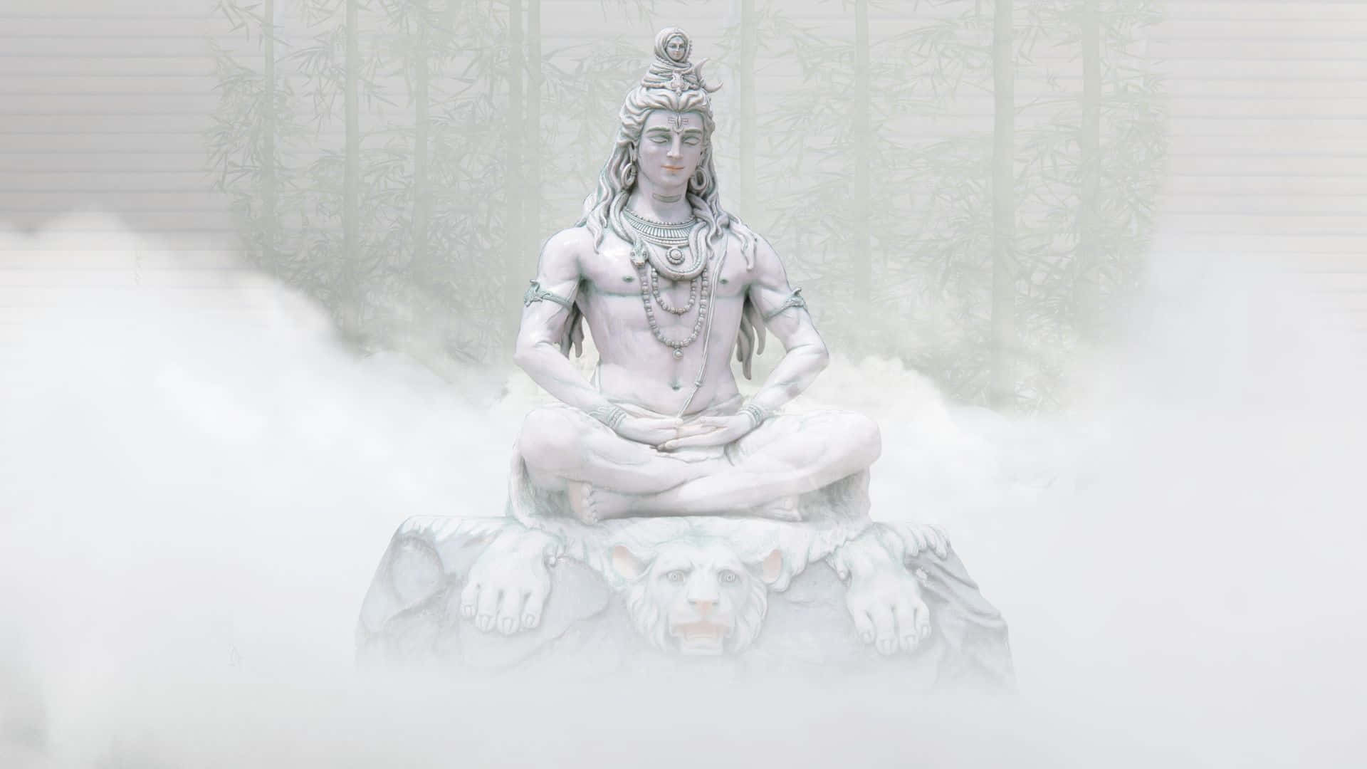 濕婆 桌布 壁紙 — 在霧氣瀰漫的竹林中，一尊寧靜的白色石雕濕婆神在獅子上冥想。