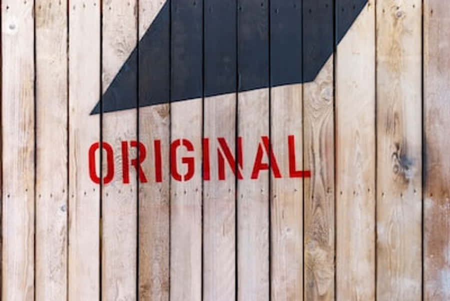 高清 桌布 壁紙 — 在風化的木板上，粗體紅色「ORIGINAL」文字和黑色箭頭，帶有自然木紋紋理。