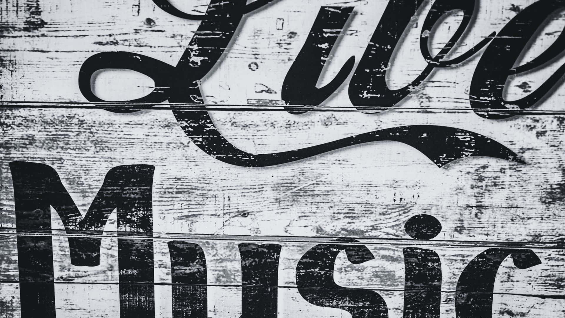 Black And White Music 桌布 壁紙 — 在風化的白色木板上，以磨損的手寫體和印刷體呈現的粗黑 'Live Music' 文字。