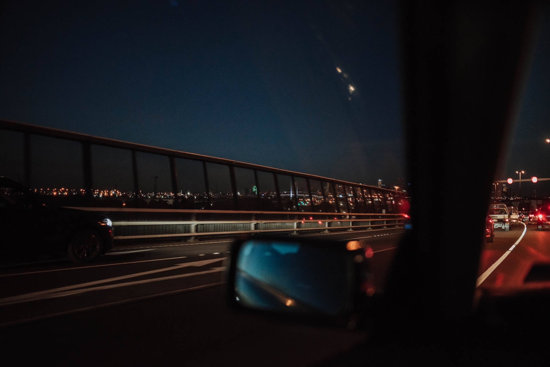 Night Aesthetic 桌布 壁紙 — 在高速公路上夜間駕駛，模糊的城市燈光透過車窗掠過。