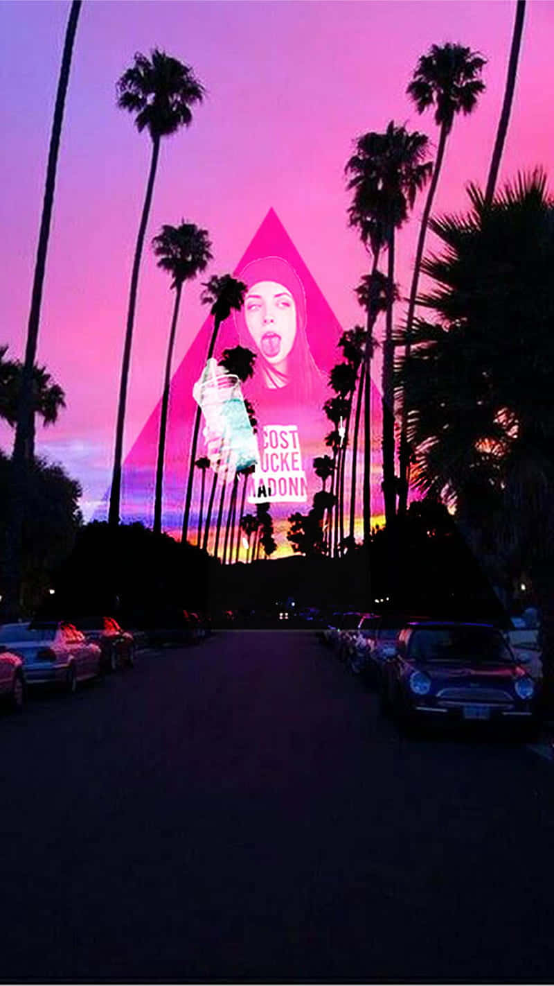 Dope Tumblr iPhone 桌布 壁紙 — 在黃昏時分，一個伸出舌頭的女性和文字的螢光粉紅金字塔投影出現在剪影棕櫚樹之間。