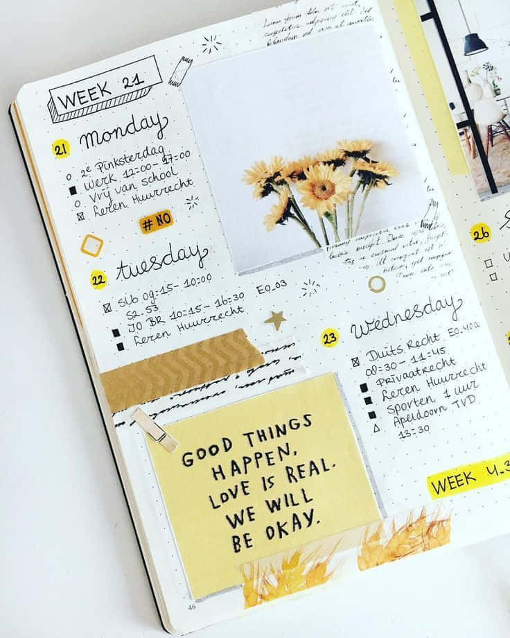 Scrapbooking 桌布 壁紙 — 在黃色紙上手寫日程、向日葵照片和勵志語錄，精美組織的子彈筆記頁面。