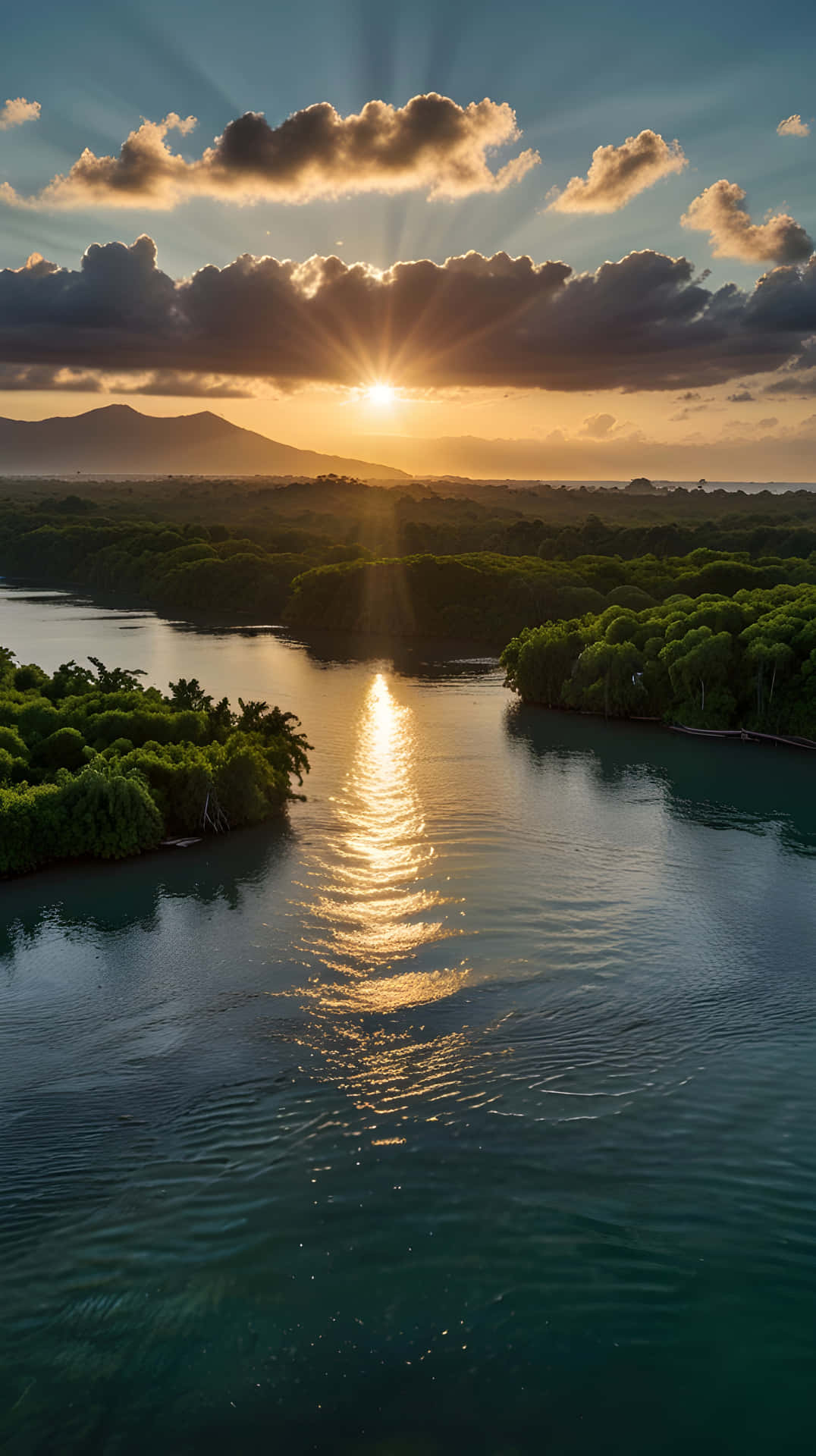 Sunrise over the river in a tropical landscape 壁紙 — 在黃金時段，陽光穿透雲層，照射在一條蜿蜒的河流上，兩旁是茂密的綠色森林和遠處的山脈。