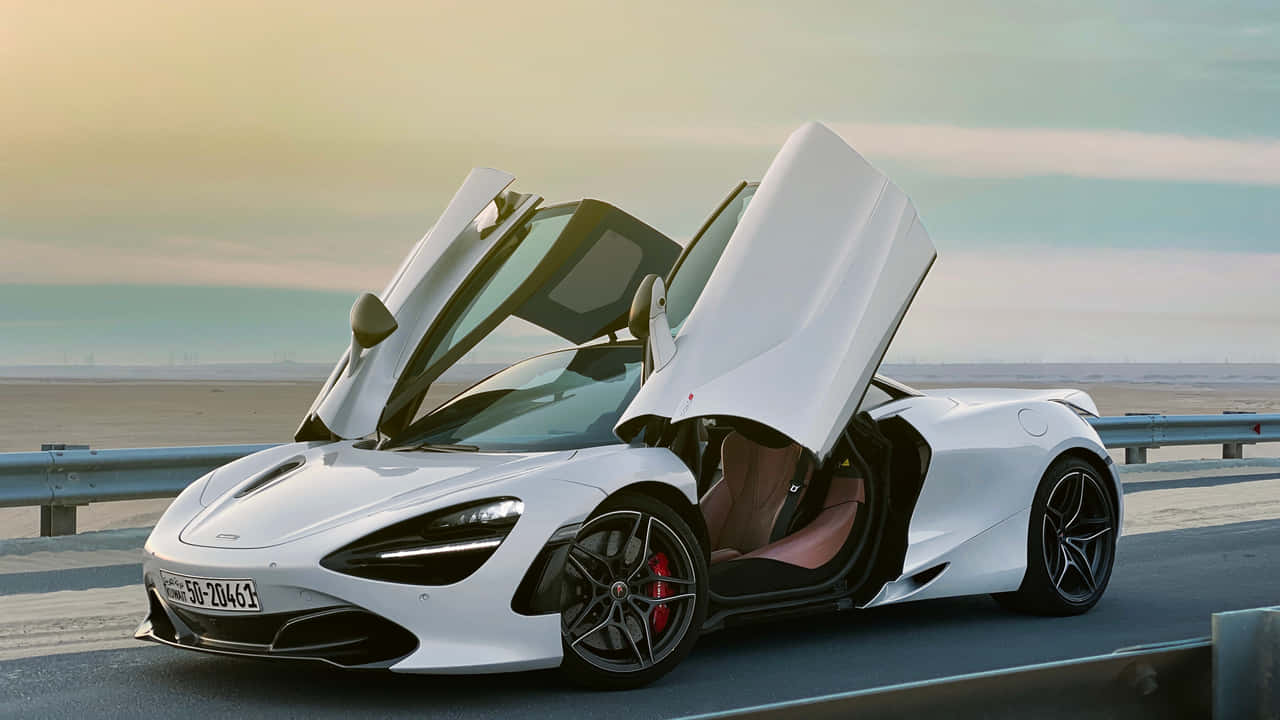 bridge 桌布 壁紙 — 在黃金時段的海岸公路上，一輛時尚的白色McLaren跑車打開了鷗翼門。