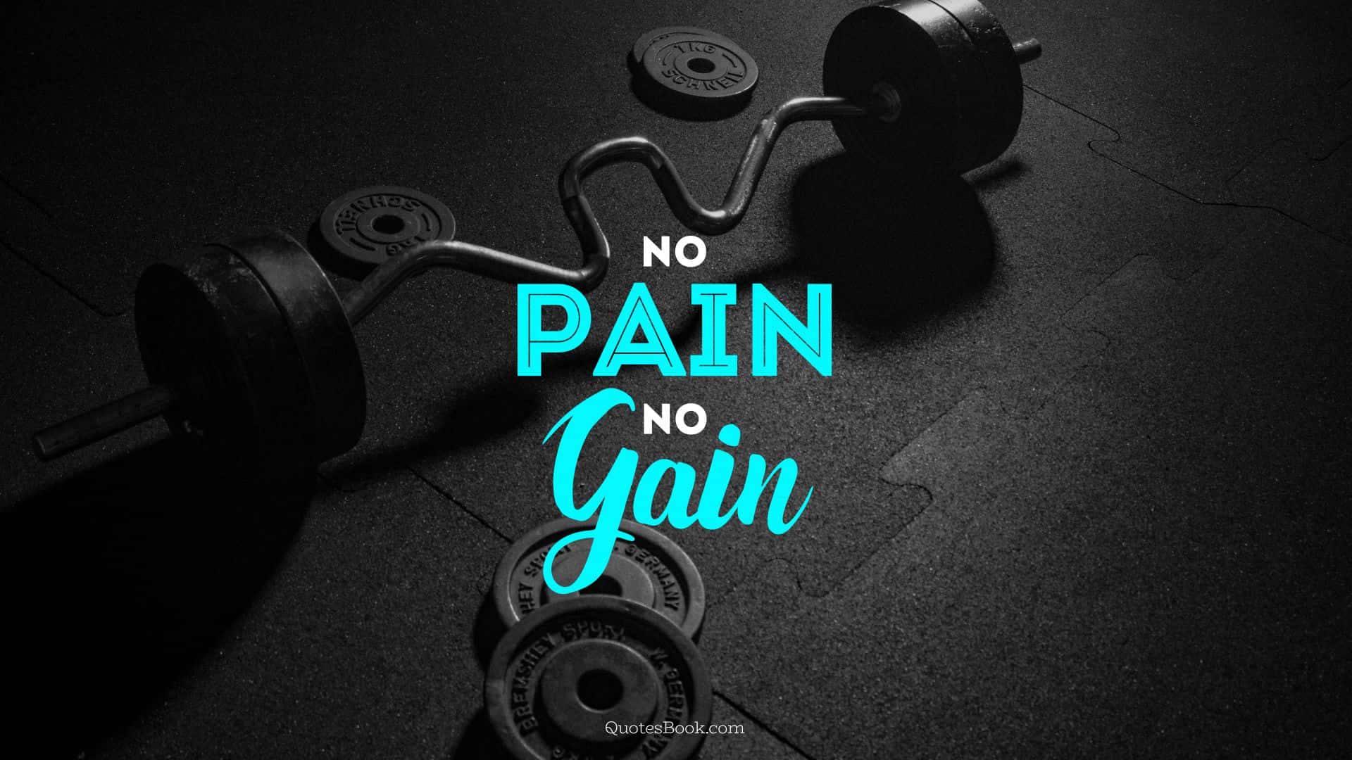 Painful 桌布 壁紙 — 在黑暗地板上，黑色啞鈴上以亮青色文字寫著勵志健身名言「no pain no gain」。