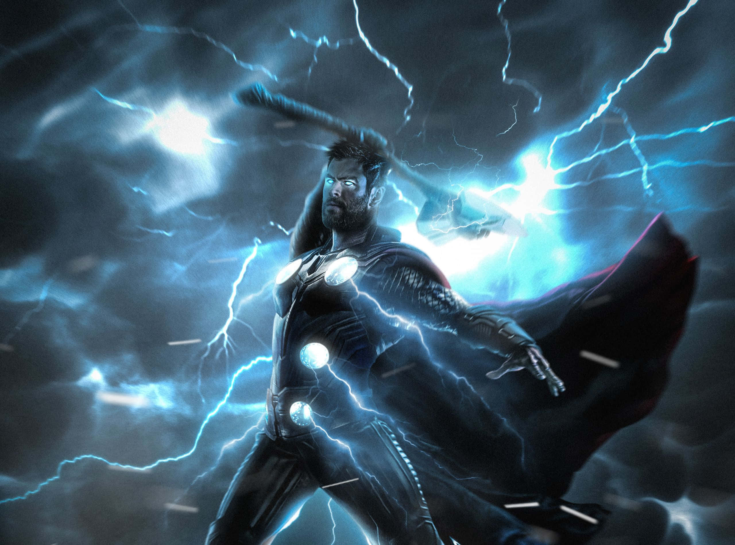 God Of Thunder 桌布 壁紙 — 在黑暗多雲的天空中，雷神索爾揮舞著他的錘子，周圍是劈啪作響的藍色閃電風暴。