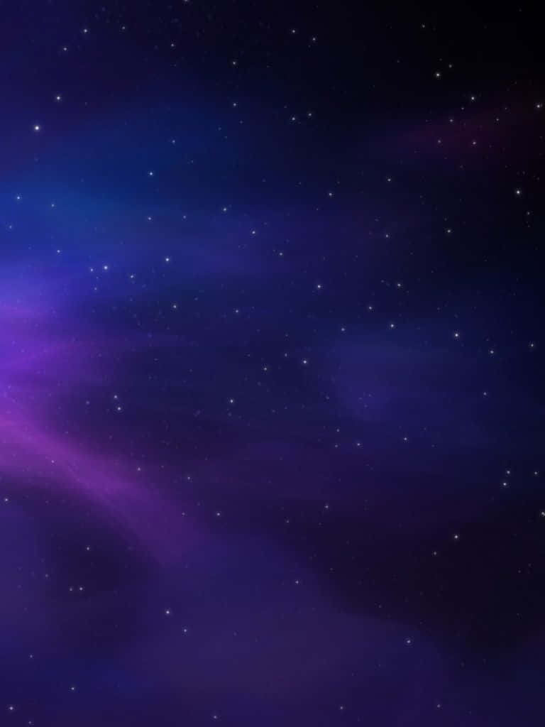 銀河 桌布 壁紙 — 在黑暗夜空下，深紫色和藍色星雲點綴著閃爍星星的宇宙廣闊空間。