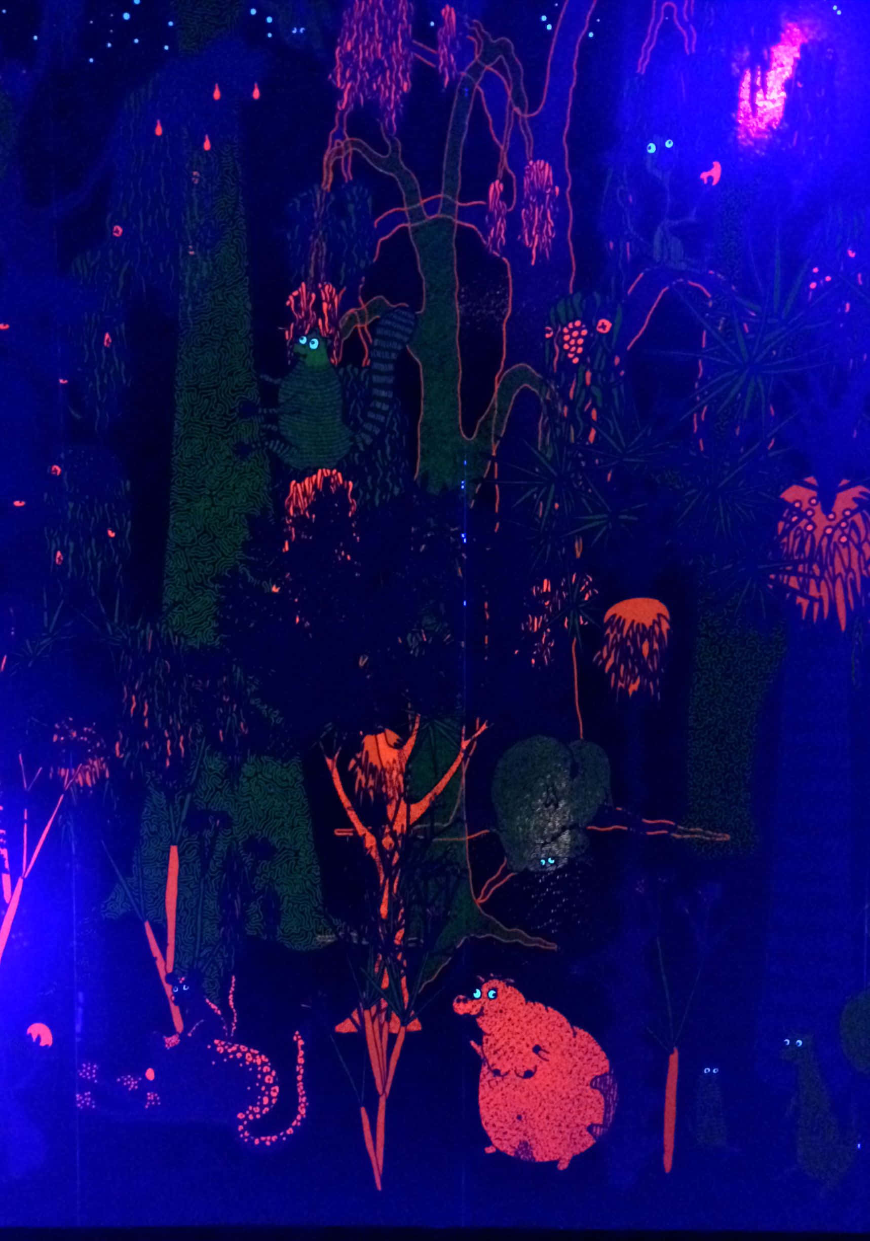 glow 桌布 壁紙 — 在黑暗夜空下，發光的霓虹叢林，充滿鮮豔的粉紅色和藍色動植物。