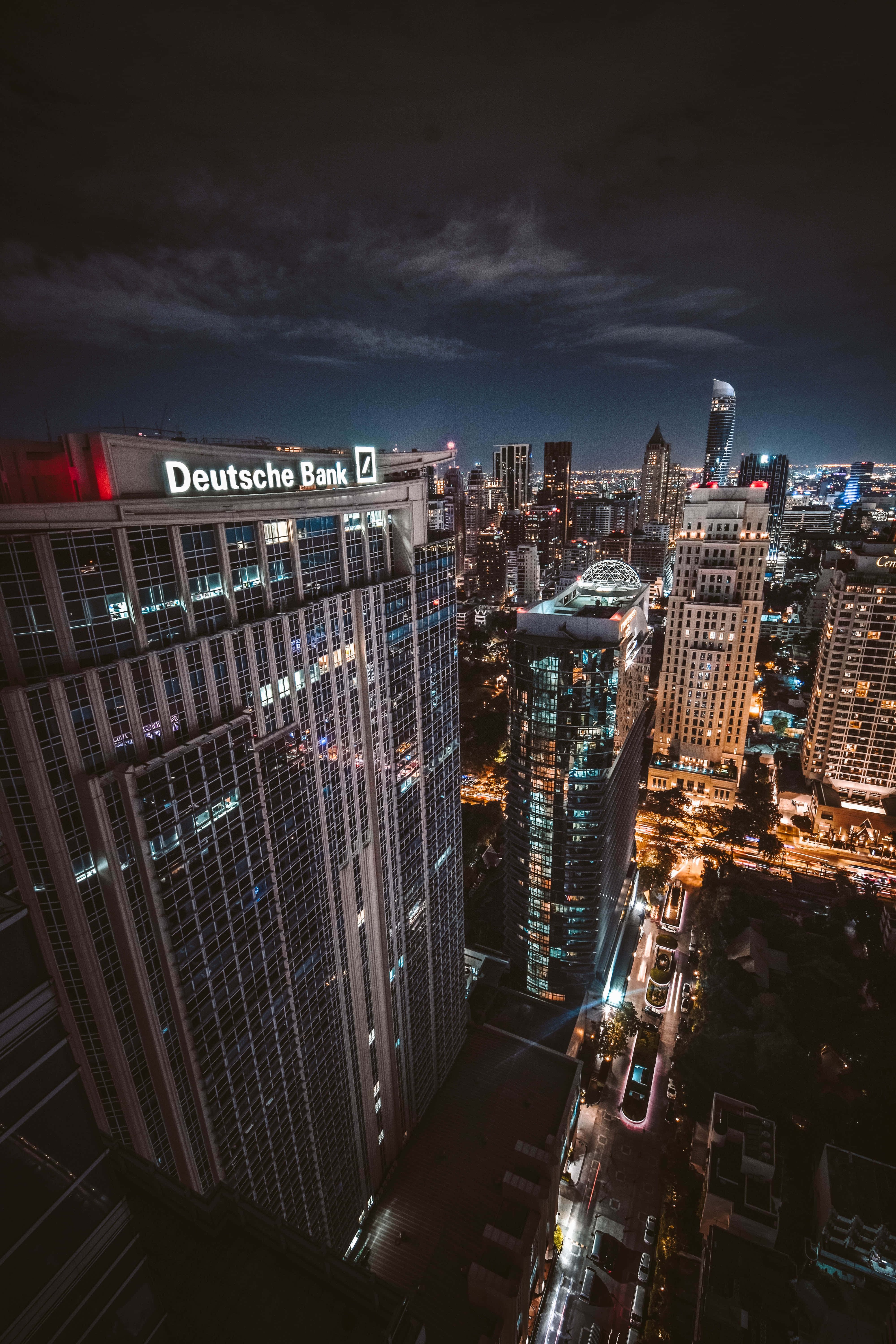 守護您的財務未來 壁紙 — 在黑暗天空下，密集城市景觀的空中夜景，摩天大樓和街道燈火通明。