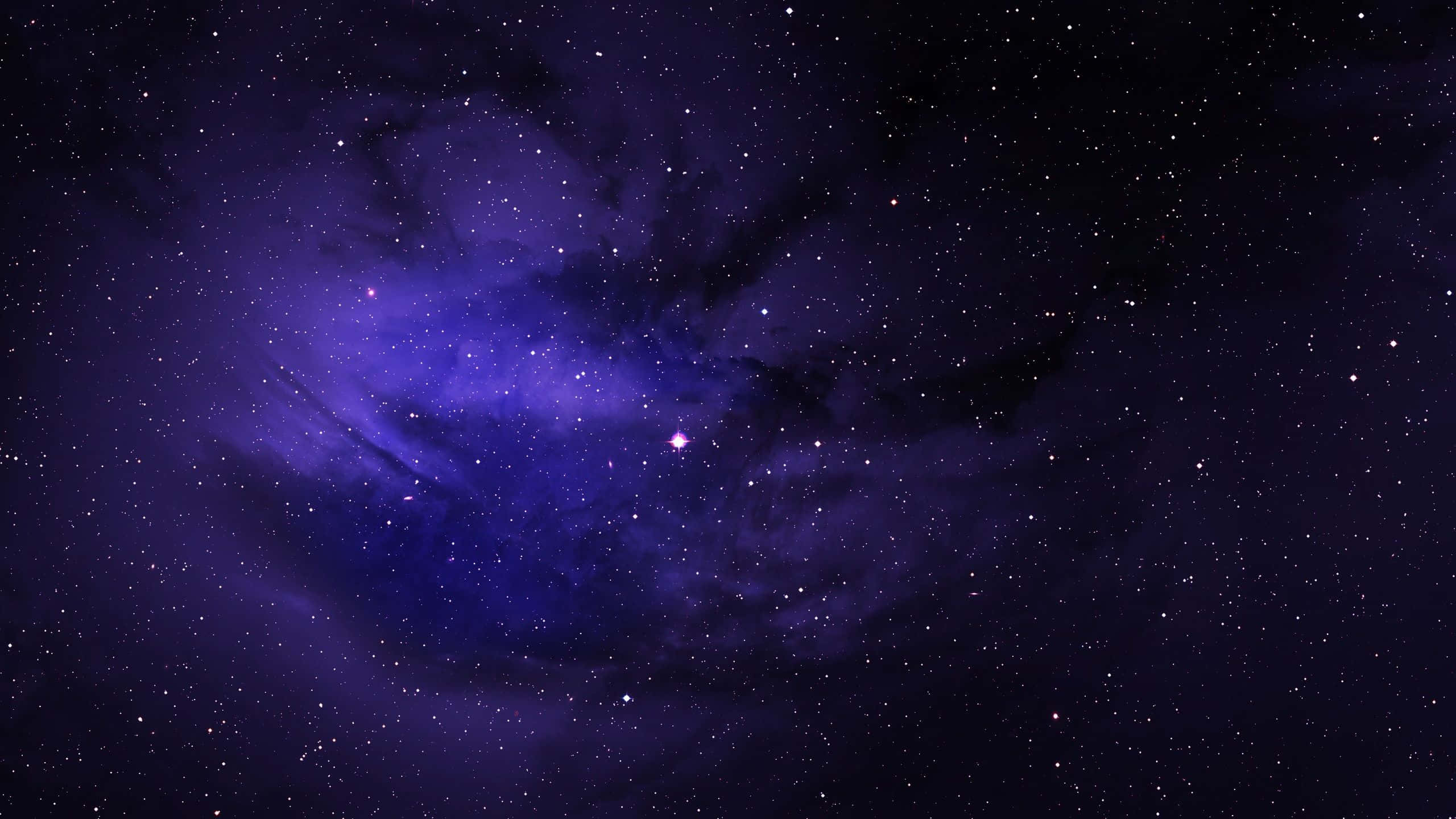 Blue And Purple 桌布 壁紙 — 在黑暗宇宙背景下，深紫色星雲閃爍著星光的壯麗景象。