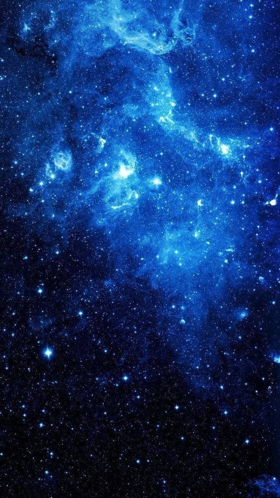 dark blue aesthetic tumblr 桌布 壁紙 — 在黑暗宇宙背景下，深藍色星雲閃爍著明亮恆星的壯麗景色。
