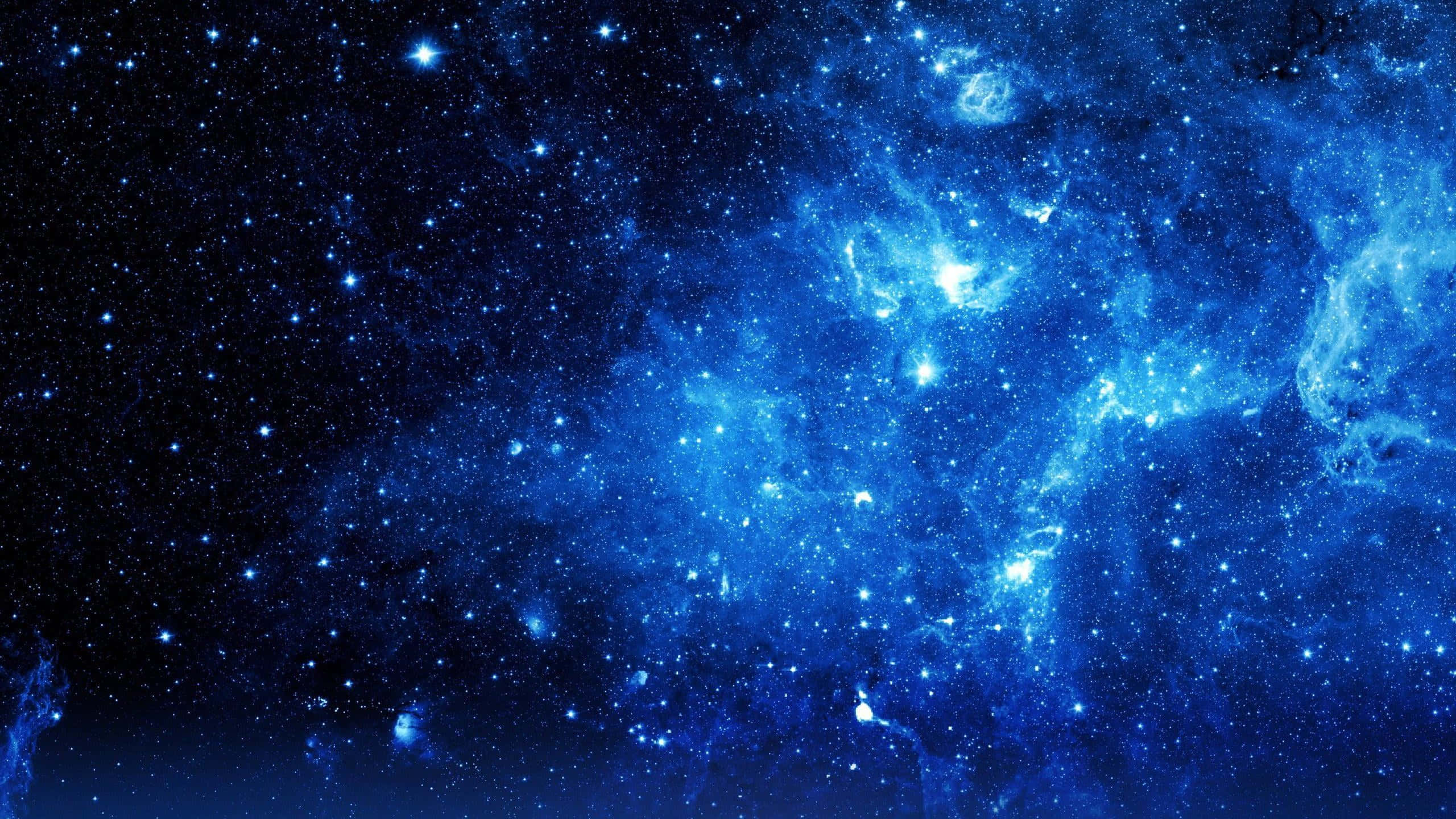 宇宙 桌布 壁紙 — 在黑暗宇宙背景下，深藍色星雲閃爍著明亮星星的壯麗景色。