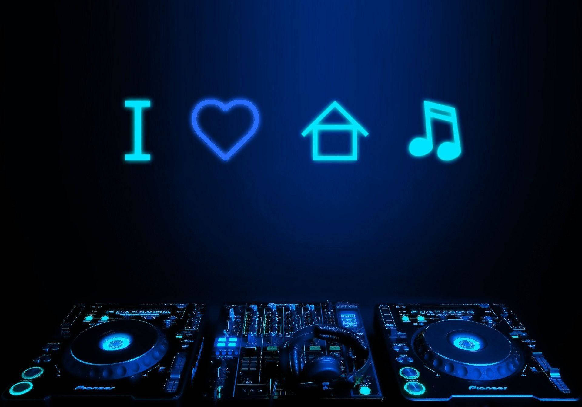 DJ 桌布 壁紙 — 在黑暗房間中，Pioneer DJ 設備上方有霓虹藍色發光圖標拼出 I heart house music。