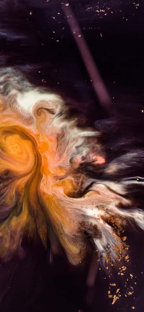 手機 桌布 壁紙 — 在黑暗星空背景下，橙色、白色和紫色星雲的鮮豔宇宙漩渦。