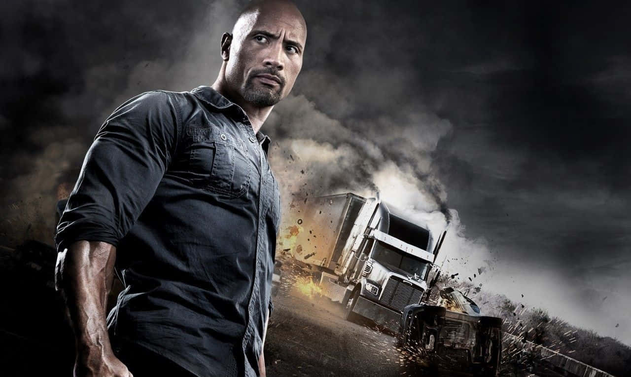 The Rock 桌布 壁紙 — 在黑暗暴風雨的場景中，巨石強森挑釁地站著，身後一輛半掛卡車爆炸。
