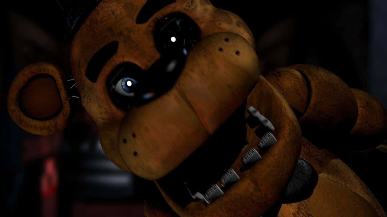 Fnaf Daycare 桌布 壁紙 — 在黑暗環境中，一個磨損的棕色機械熊的特寫，有發光的眼睛和尖銳的牙齒。