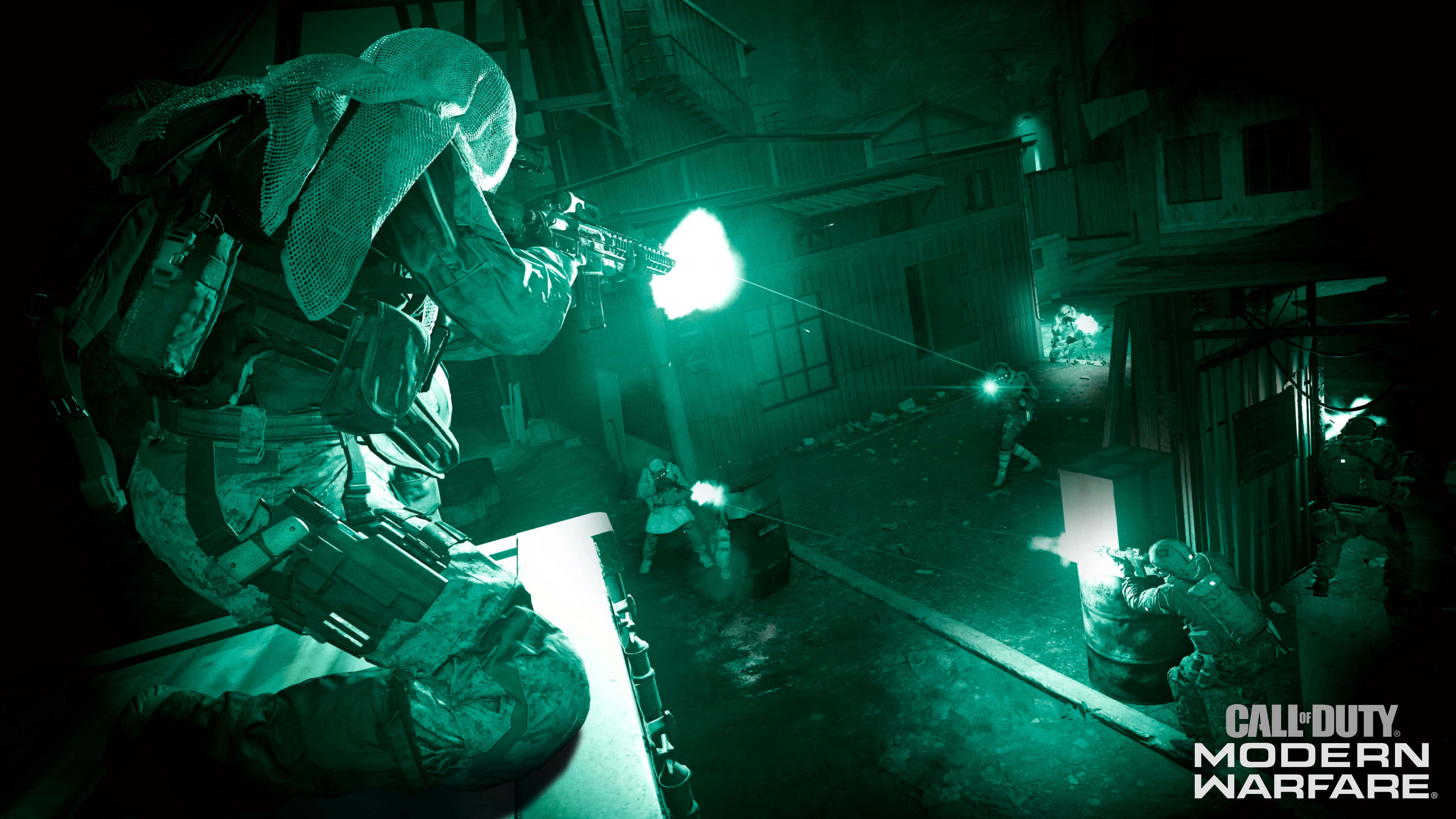 HD Call Of Duty Modern Warfare 桌布 壁紙 — 在黑暗的城市小巷中，身穿戰術裝備的士兵在夜視下發射武器，發出發光的綠色槍口閃光。