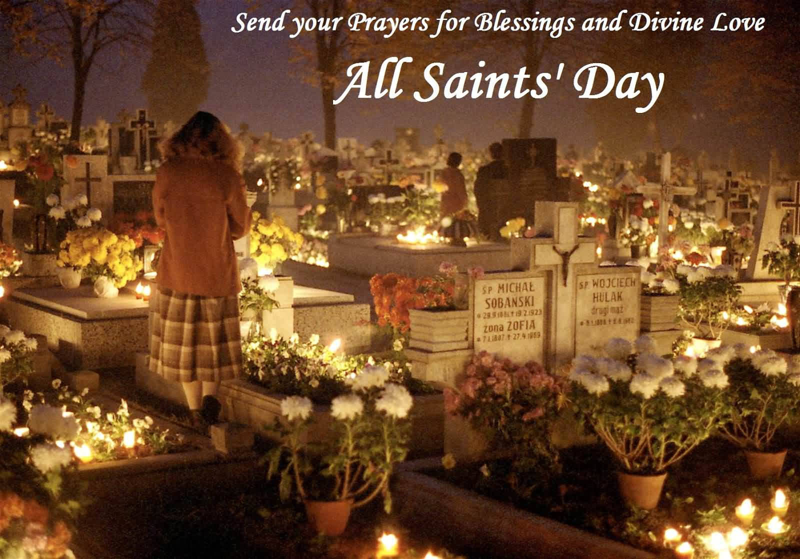 All Saints Day 桌布 壁紙 — 在黑暗的天空下，一個人在諸聖日莊嚴地站在擁擠的墓地中，周圍是發光的蠟燭和鮮豔的花朵。