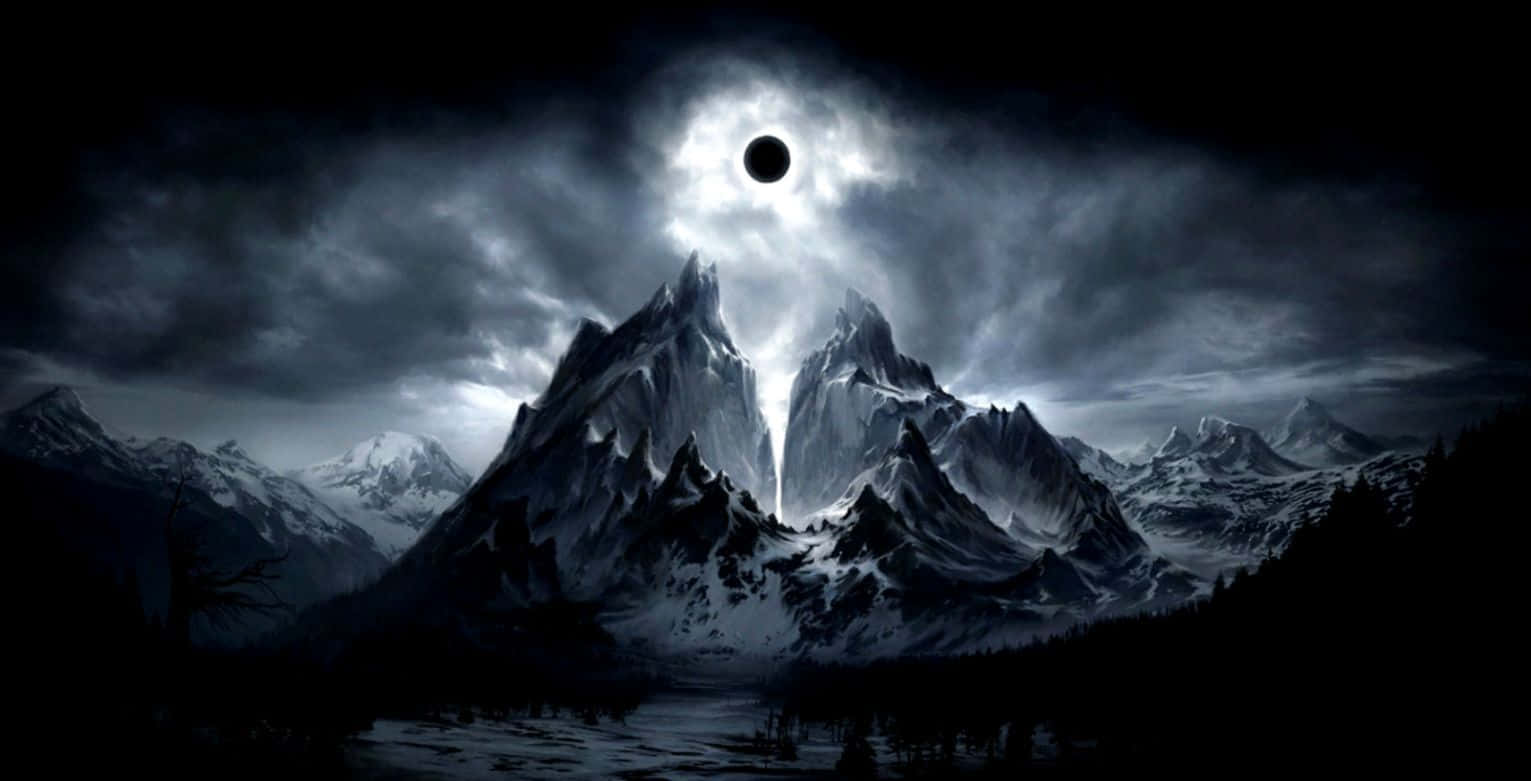 Dark Moon 桌布 壁紙 — 在黑暗的天空下，一條戲劇性的山脈，日全食在積雪的山峰和冰凍的湖泊上投下詭異的陰影。