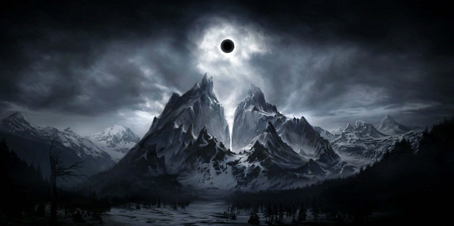 Dark Fantasy 桌布 壁紙 — 在黑暗的天空下，日全食在雪覆蓋的山峰和冰凍的湖泊上投下詭異陰影的戲劇性山脈。