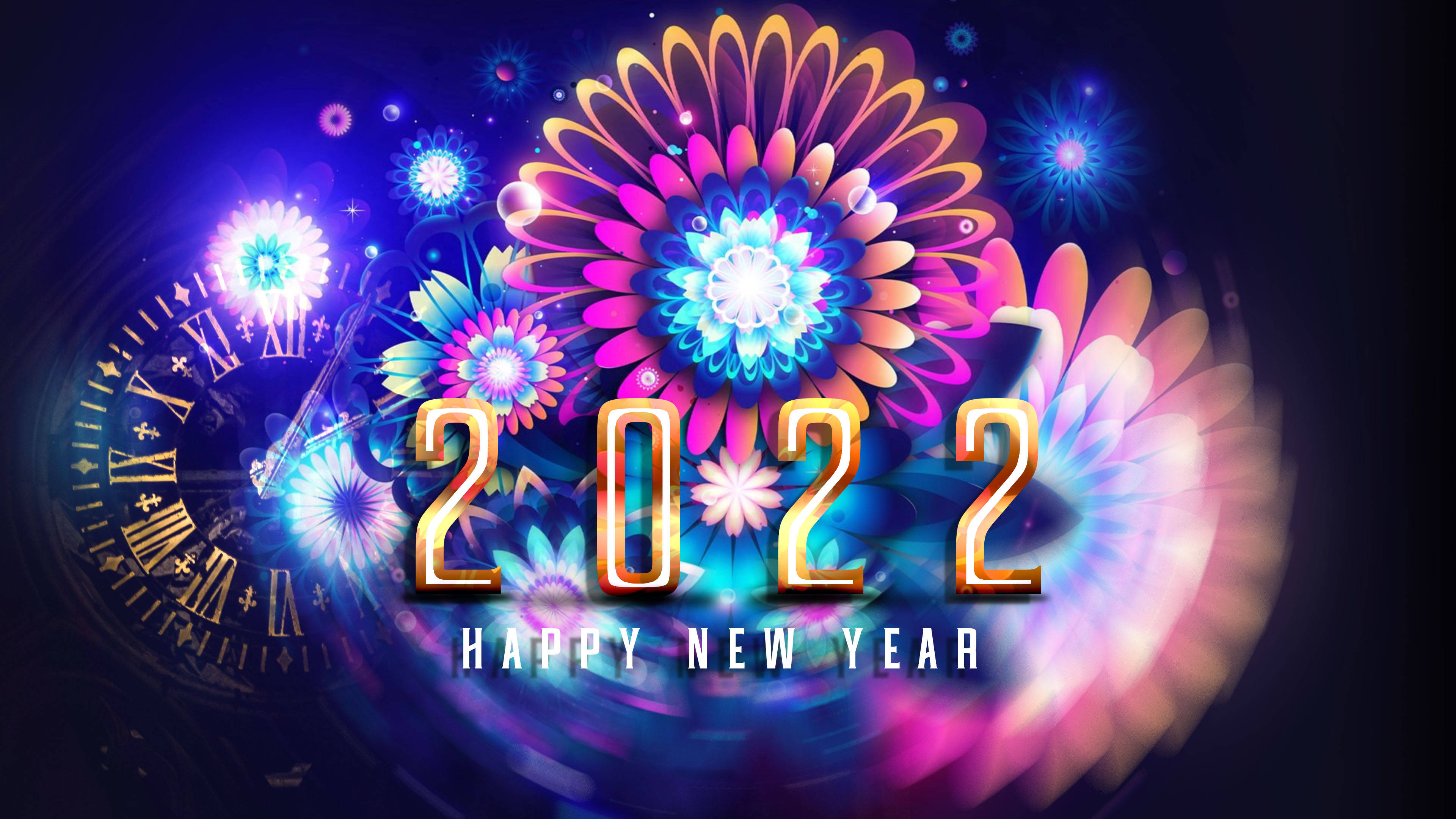 Happy New Year 2022 桌布 壁紙 — 在黑暗的宇宙背景下，時鐘錶盤旁邊閃爍的金色2022數字周圍，充滿活力的數位煙火爆炸開來。