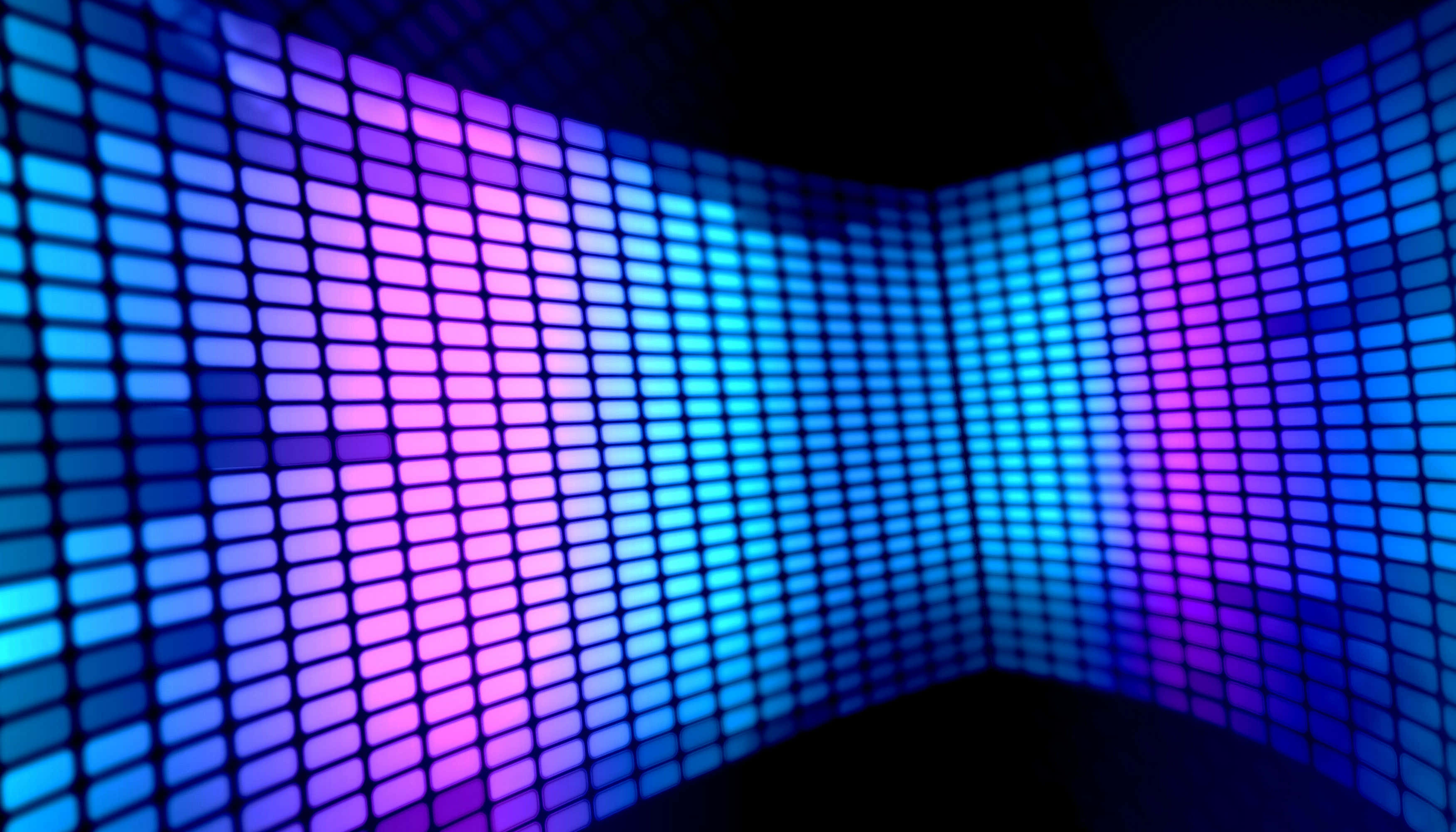 Nightclub 桌布 壁紙 — 在黑暗的房間中，由發光的藍色和紫色LED方塊組成的彎曲牆壁脈動著鮮豔的光芒。