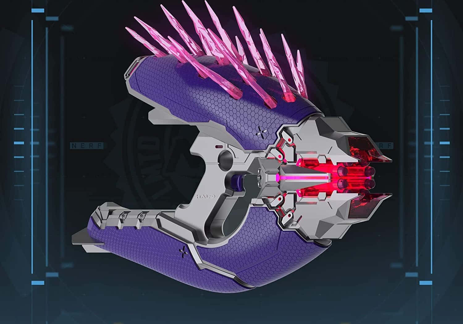 Halo Needler 桌布 壁紙 — 在黑暗的數位介面上展示的未來感紫色和銀色能量武器，帶有發光的粉紅色尖刺和紅色發射槍管。
