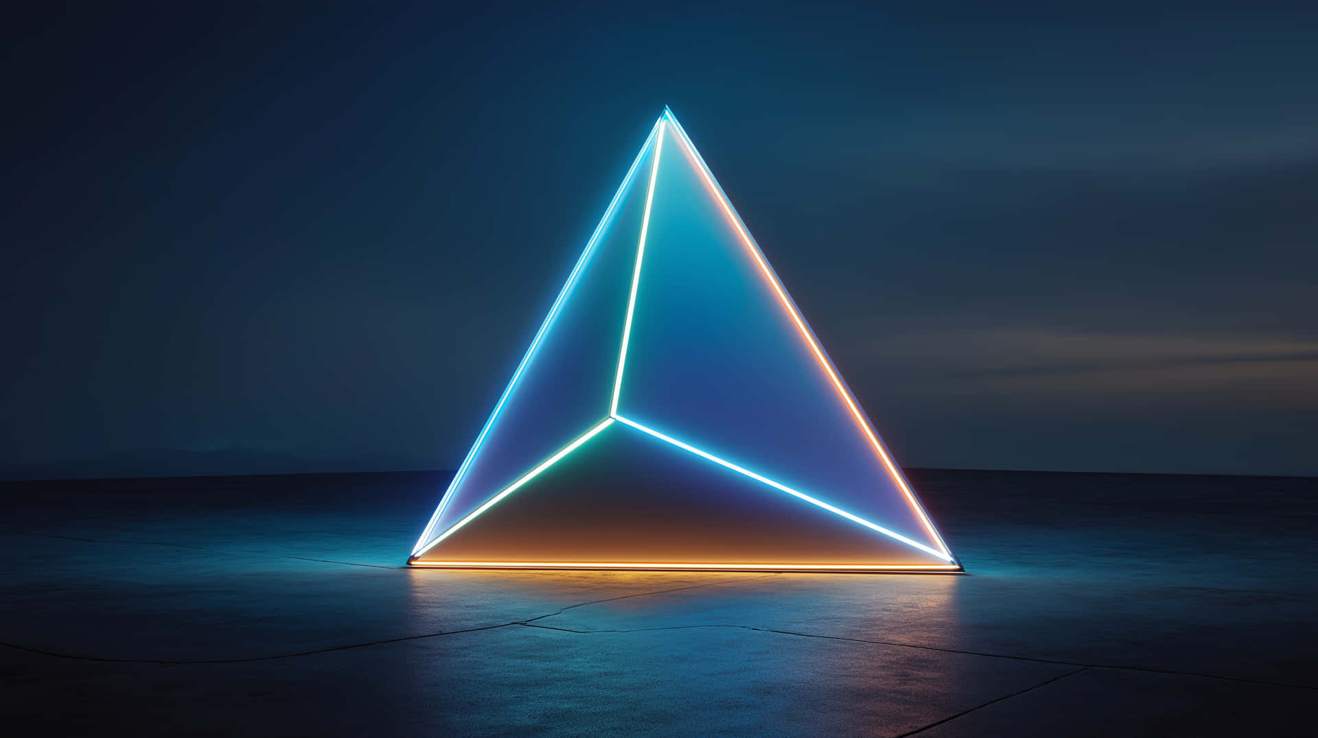 Luminous Geometric Pyramid with Neon Edges on Concrete Surface 壁紙 — 在黑暗的暮色天空下，一個發光的霓虹三角形雕塑獨自矗立在潮濕的混凝土表面上。